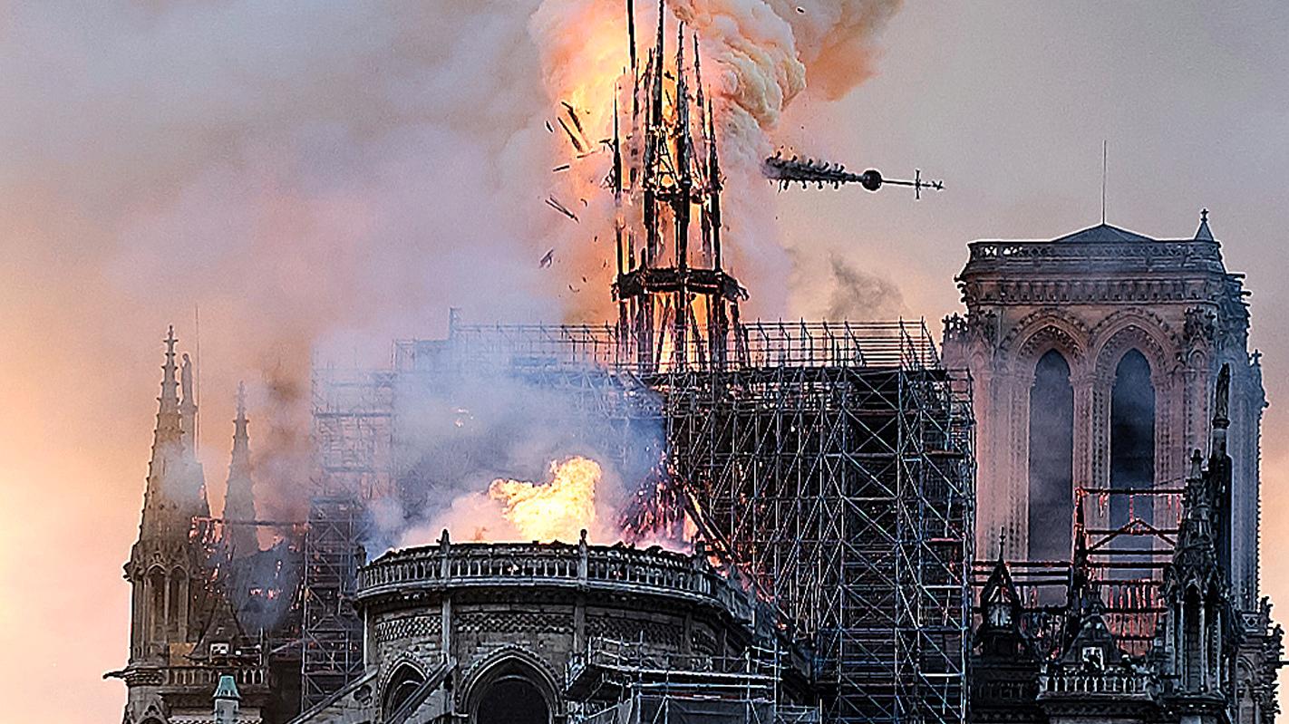 Notre-Dames spira kollapsar under branden i katedralen.