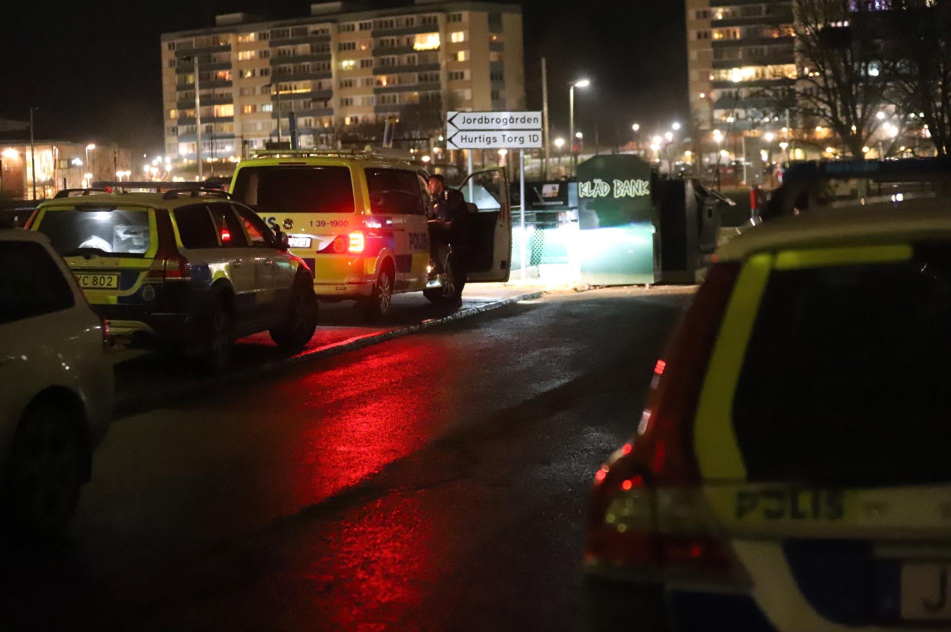 En man sköts i Jordbro i Haninge kommun.