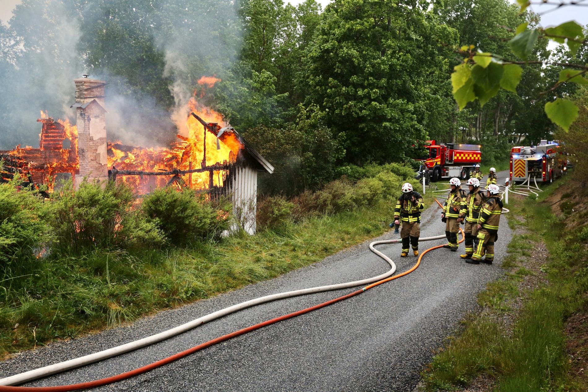 Just nu brinner det i en villa i Brastad i Lysekils kommun. Polis, räddningstjänst och ambulans har skickats till platsen. 