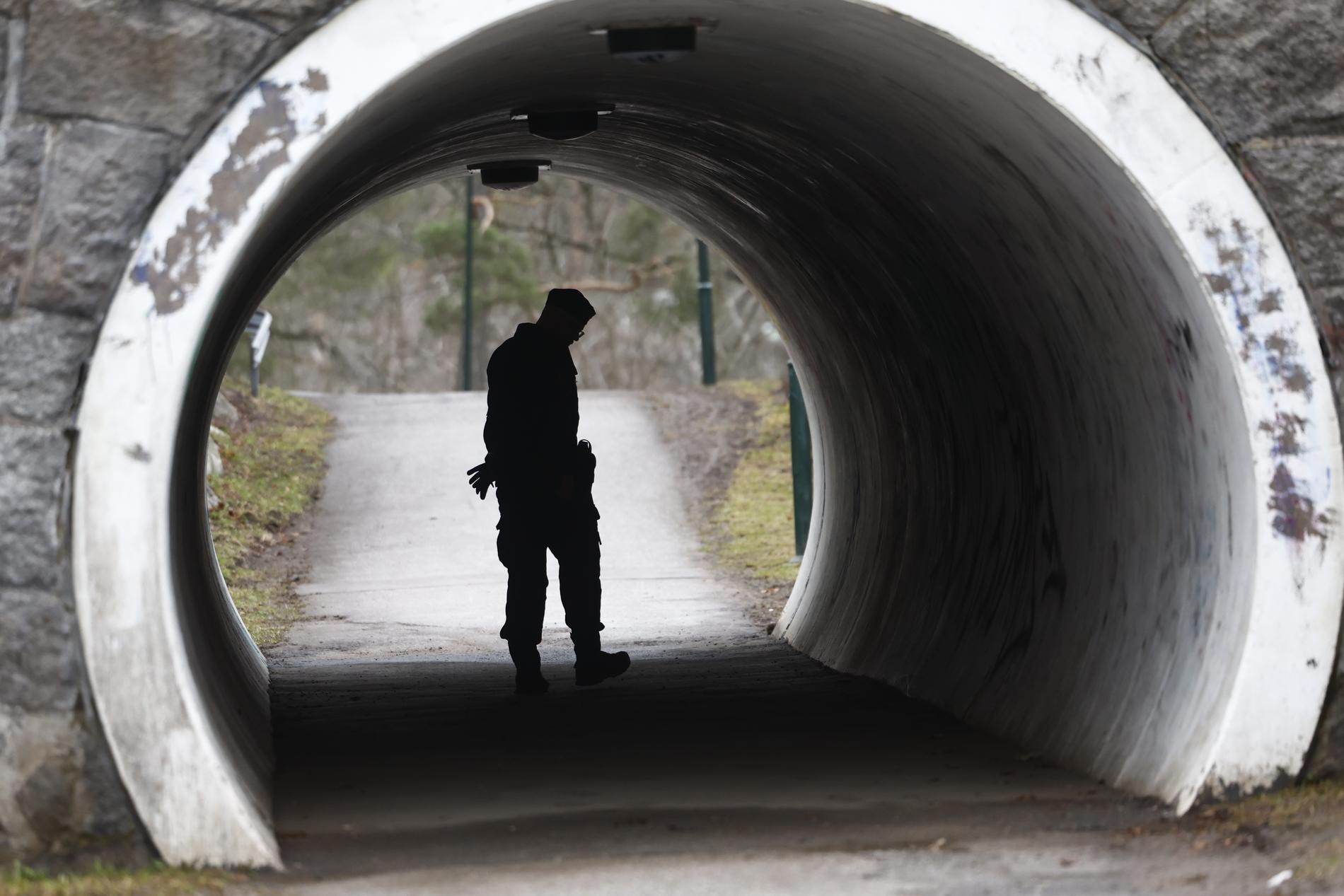 Polisen på plats vid gångtunneln i Rågsved på fredagsmorgonen