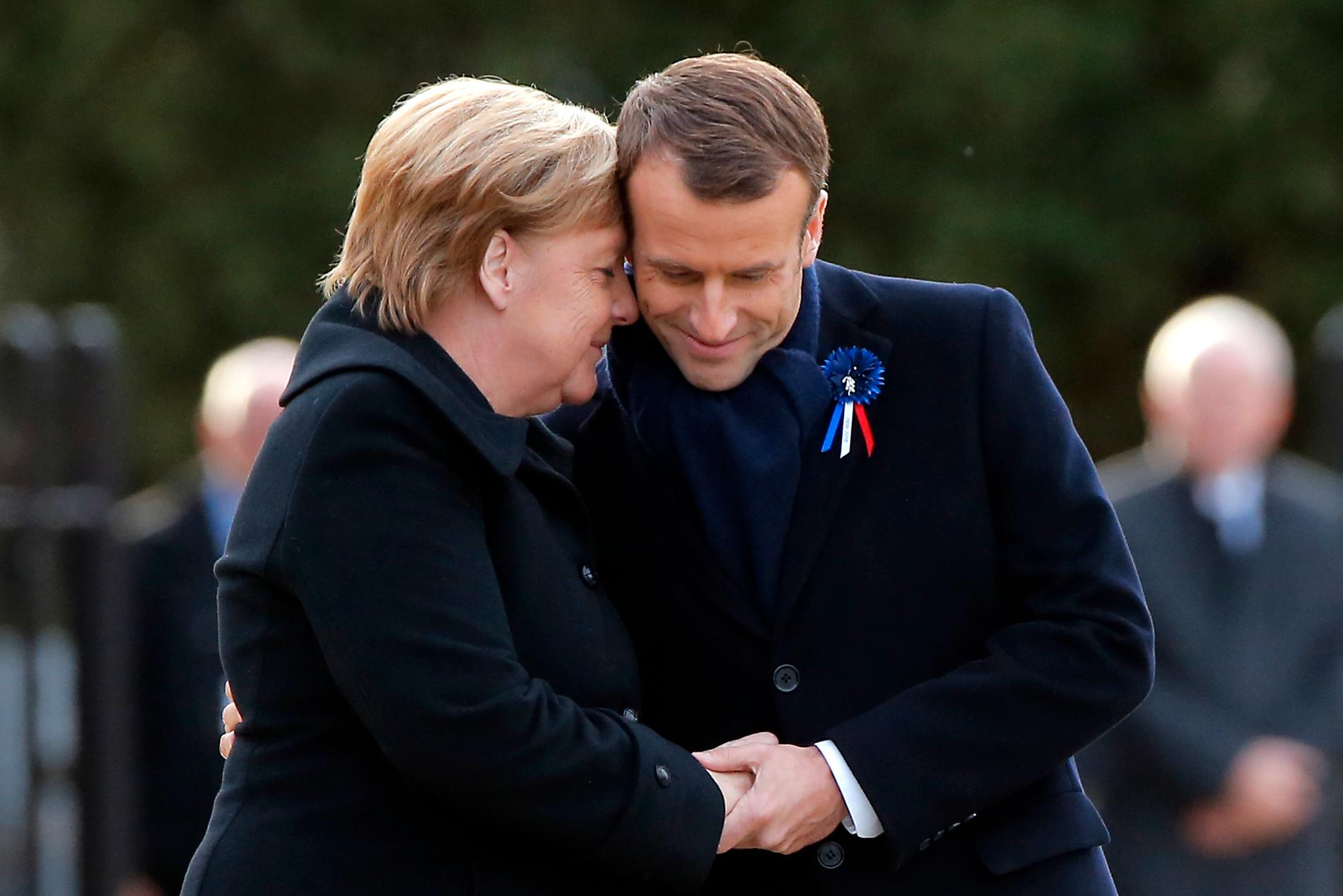 Tysklands förbundskansler Angela Merkel och Frankrikes president Emmanuel Macron vid minnesceremonin av första världskrigets slut för 100 år sedan.