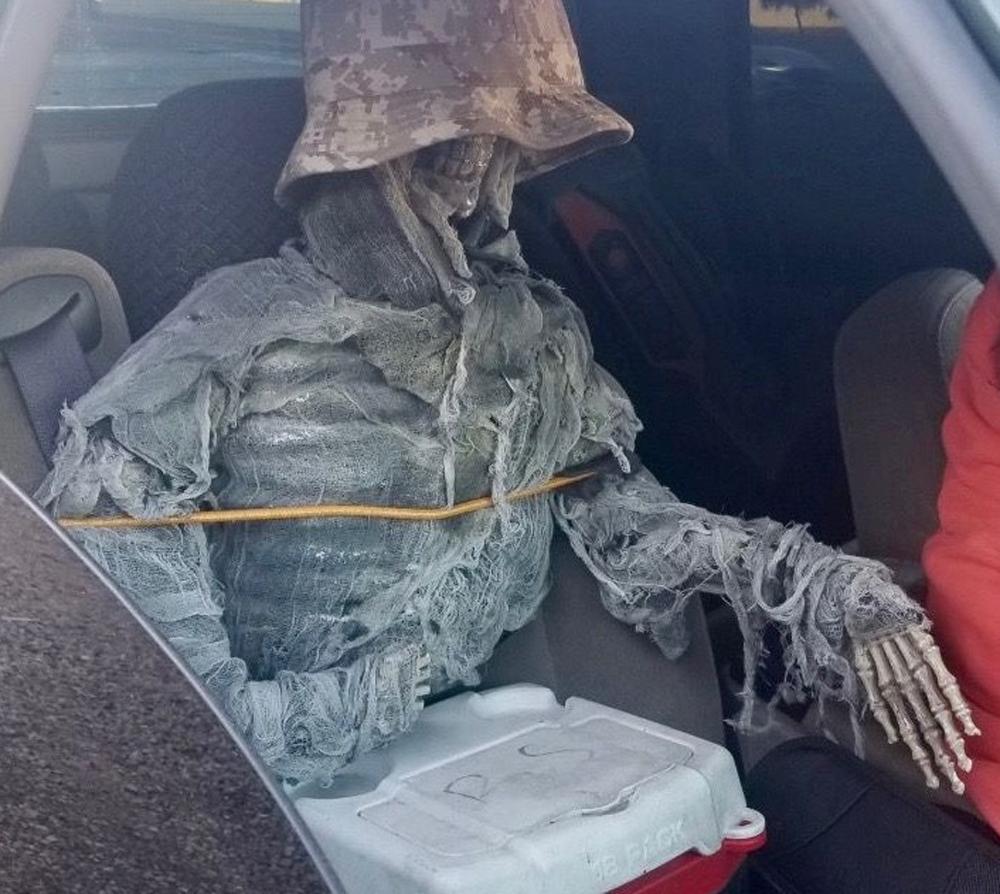 Den 62-årige mannen hade bundit fast ett skelett på passagerarsätet i bilen.