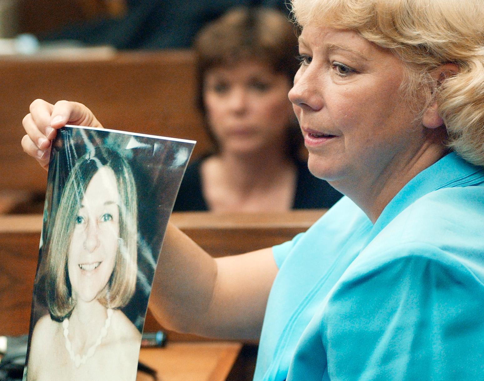 En bild på döda makan till Michael Peterson. Bilden visades upp under den första rättegången 2003.