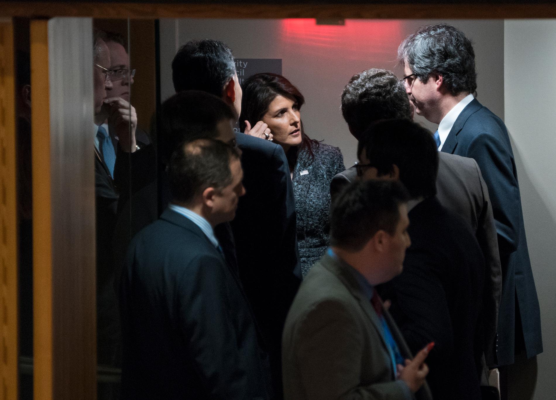 USA:s FN-ambassadör Nikki Haley i samtal med andra representanter i säkerhetsrådet.