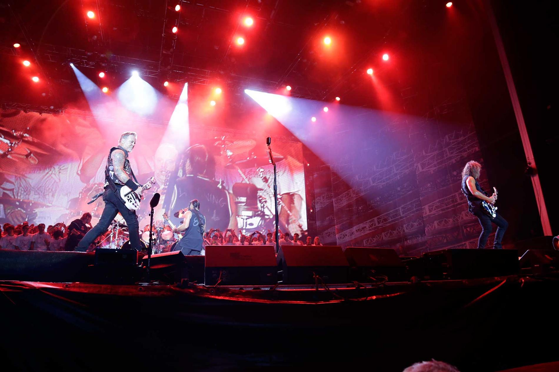 Vid 21.45 gick Metallica upp på Ullevis scen.