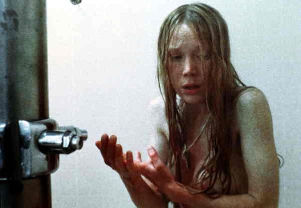 I ”Carrie” från 1976 blir huvudpersonen till åtlöje, och offret förvandlas till förövare.