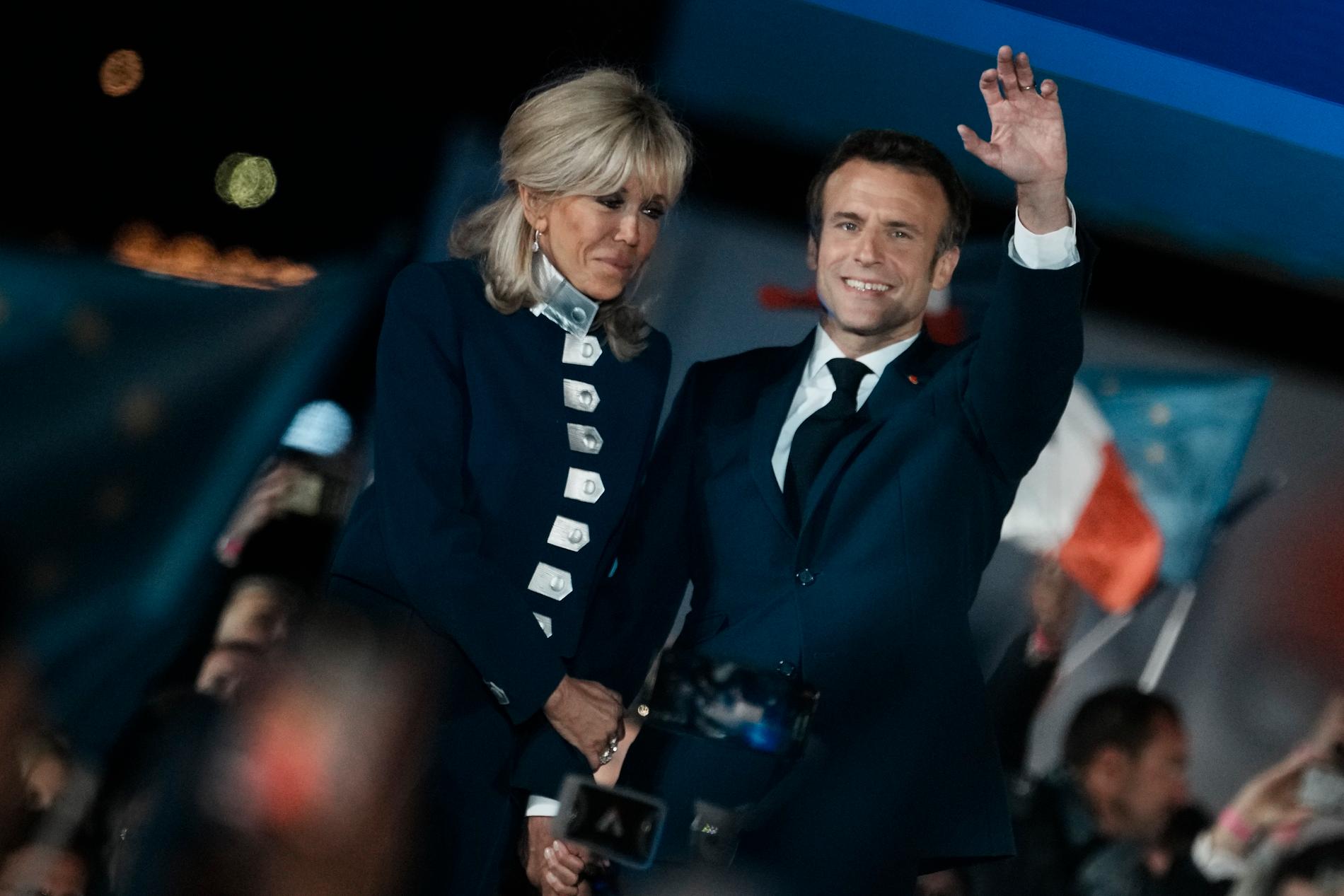 Emmanuel Macron firade valsegern tillsammans med sin fru i Paris.
