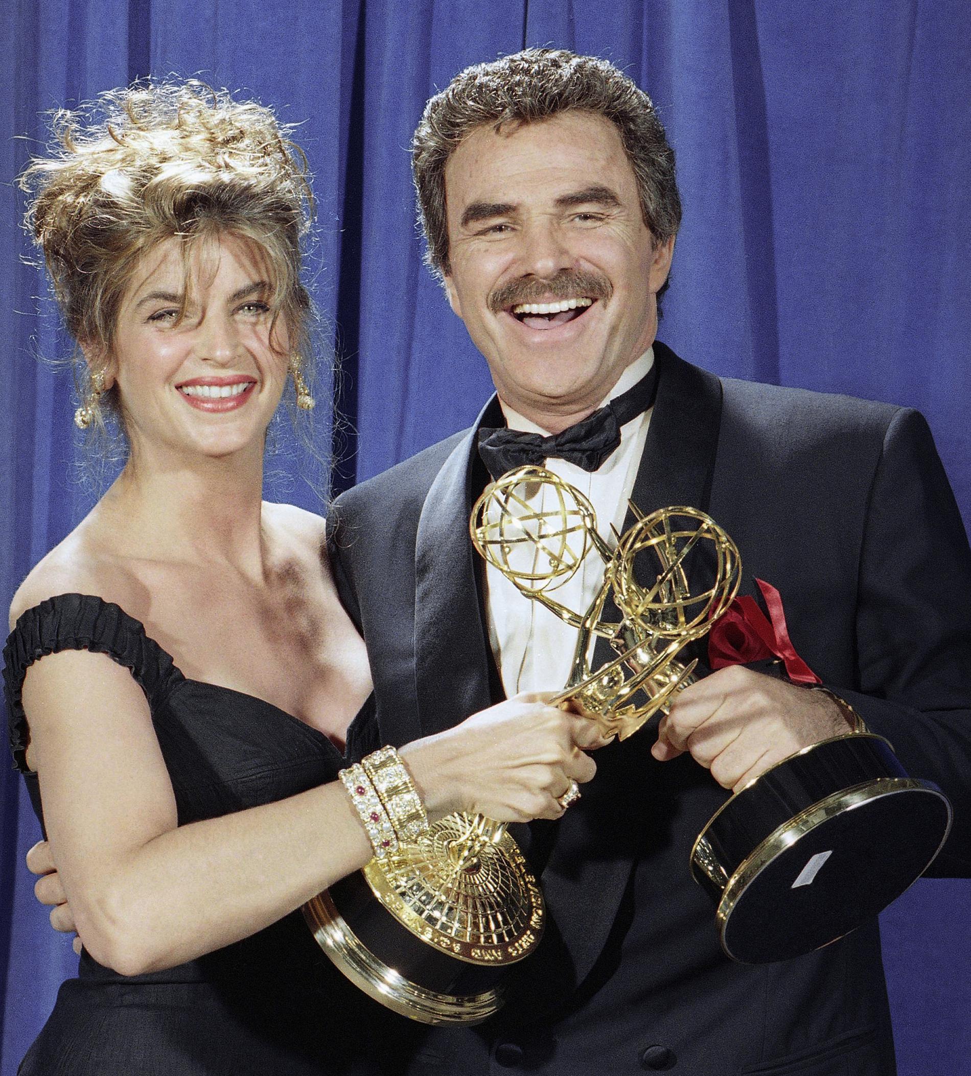 Kirstie Alley och Burt Reynolds med sina Emmy Awards vid galan i Pasadena, Kalifornien, 1991. 