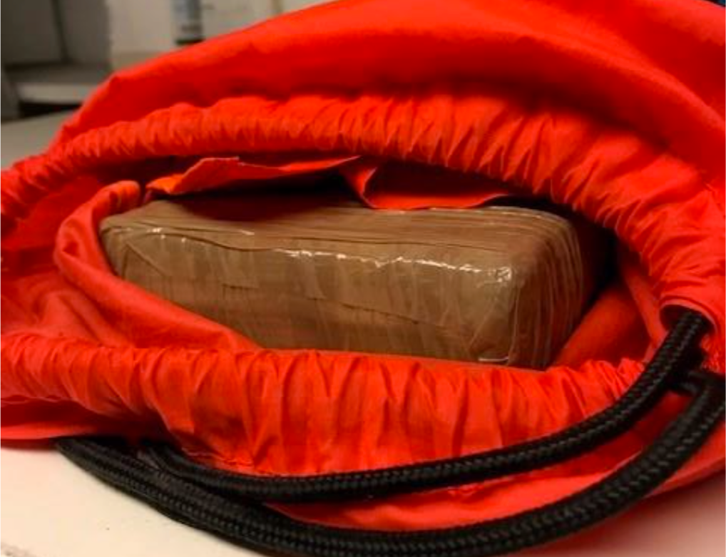 Knappt 1,8 kilogram narkotika hittades i en gympapåse.