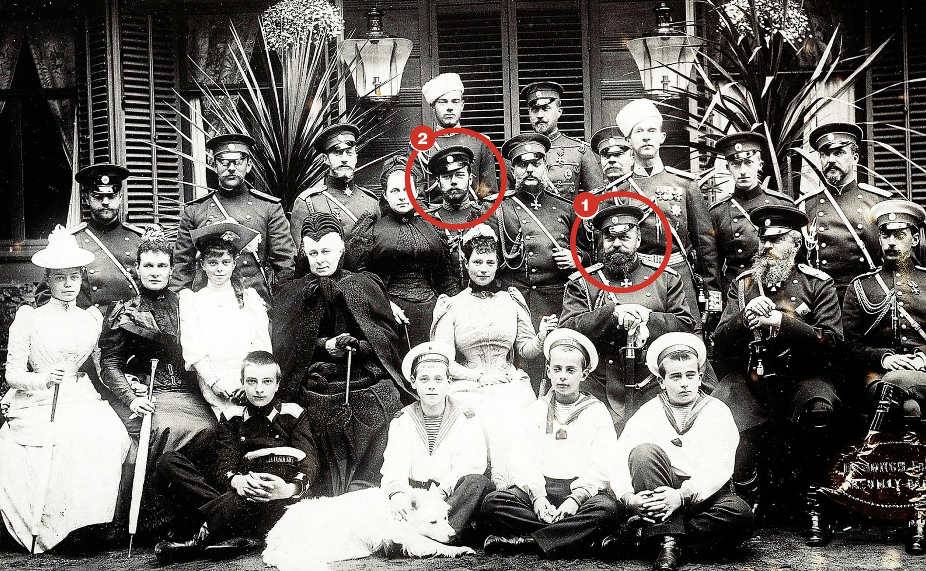 Delar av ätten Romanov samlad kring 1890. 1 Tsar Alexander III. 2 Nikolaj Alexandrovich Romanov som skulle bli den siste tsaren – Nikolaj II. Han avrättades av bolsjevikerna 1918.