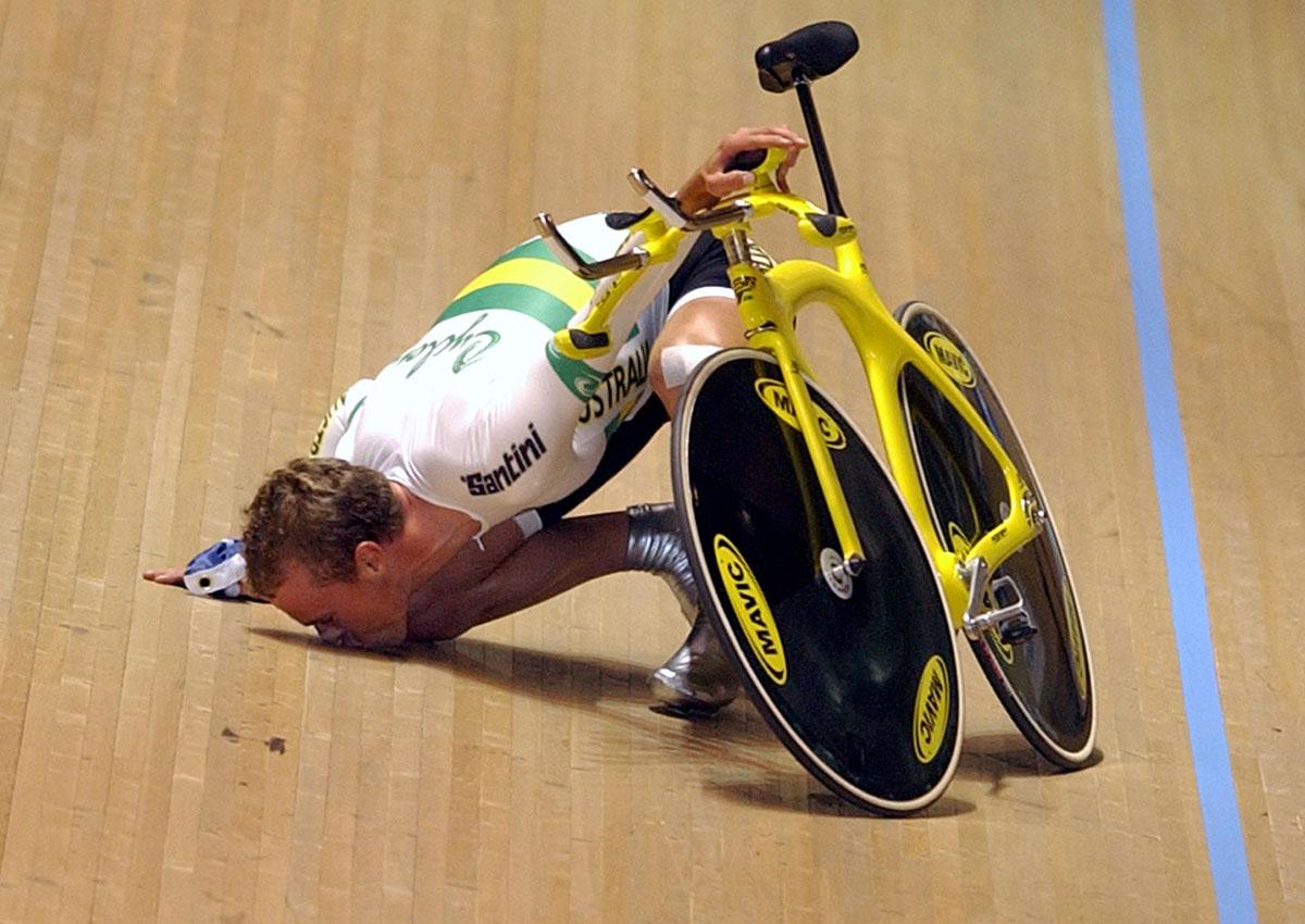 Stephen Wooldridge kysser cykelbanan efter ett av sina VM-guld.
