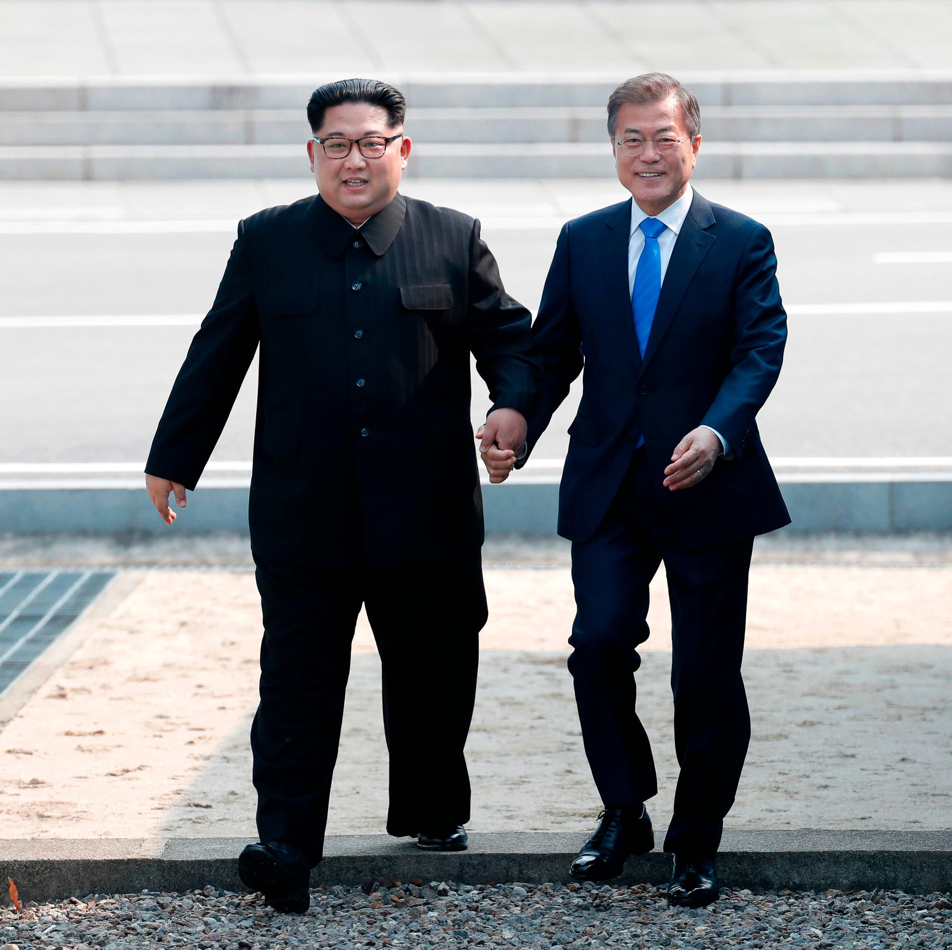 Nordkoreas diktator Kim Jong–Un och Sydkoreas president Moon Jae-In vid ett historiskt möte vid gränsområdet mellan de båda länderna i våras.