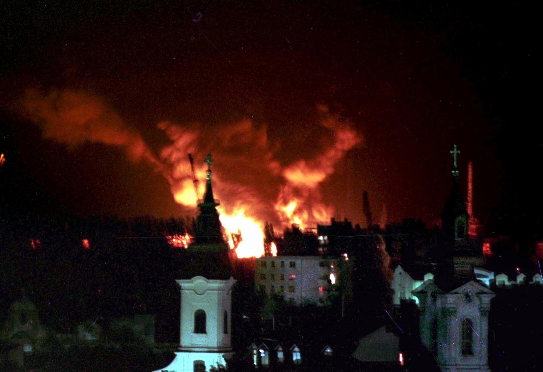 Natos bomber faller över Novi Sad, 18 april 1999. 