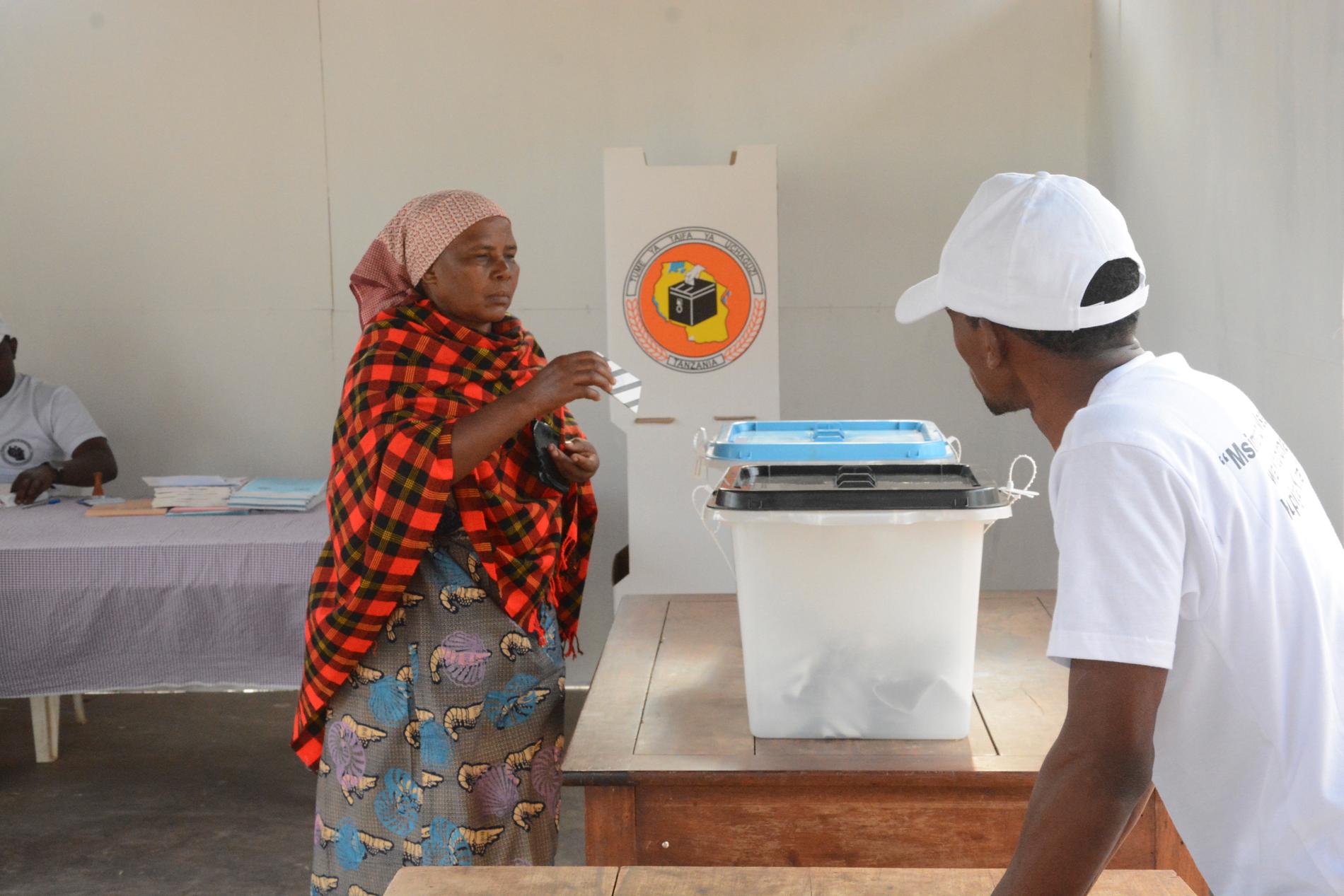 En kvinna lägger sin röst i huvudstaden Dodoma i Tanzania.