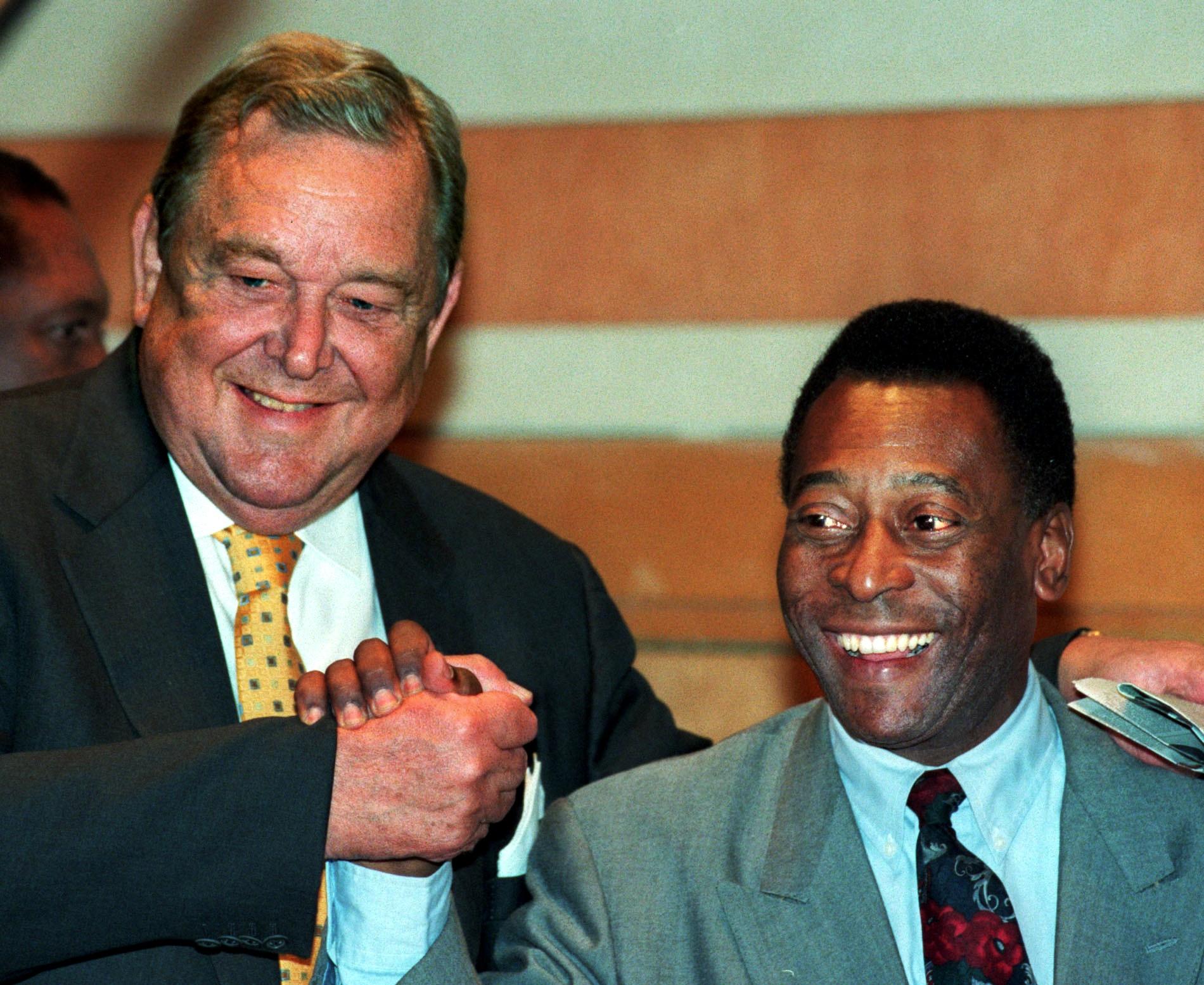 Lennart Johansson och Pelé 1998.