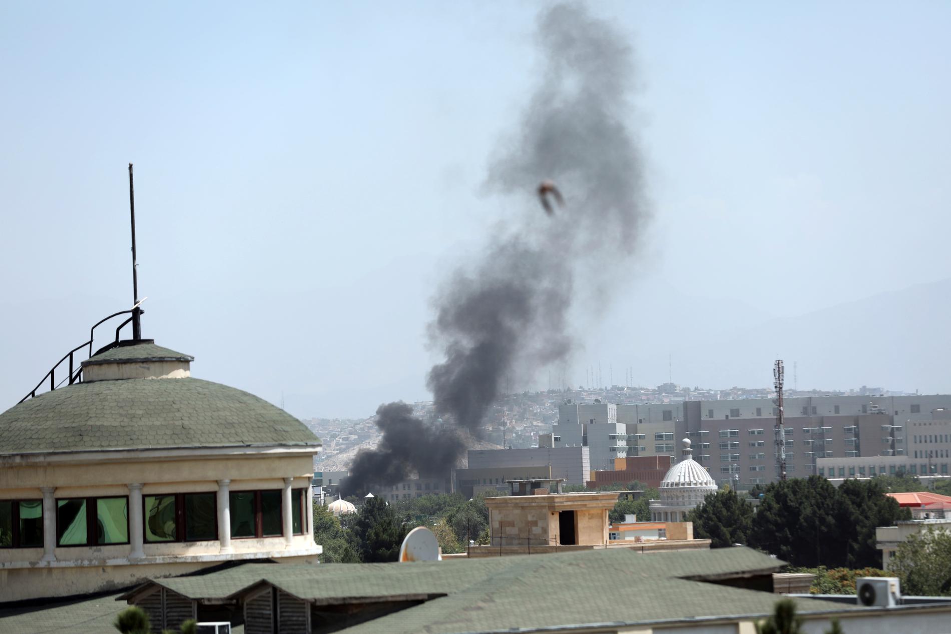 Rök stiger mot himlen nära den amerikanska ambassaden i Kabul.