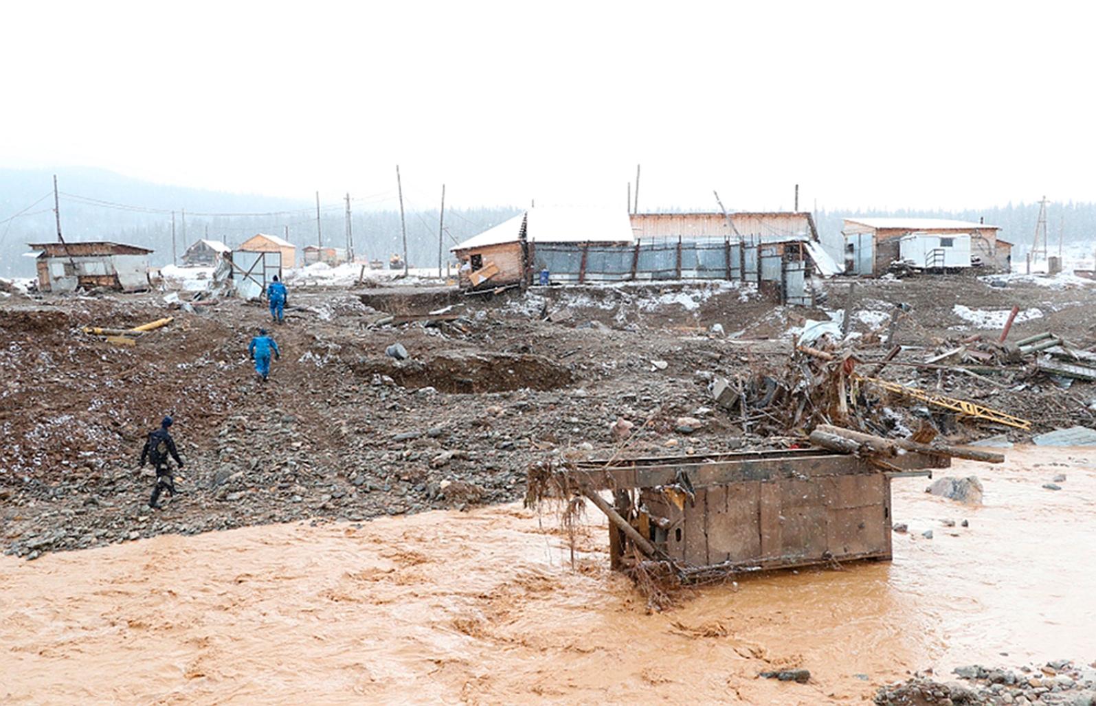 73 personer bodde i lägret som sveptes bort av vattenmassorna. 