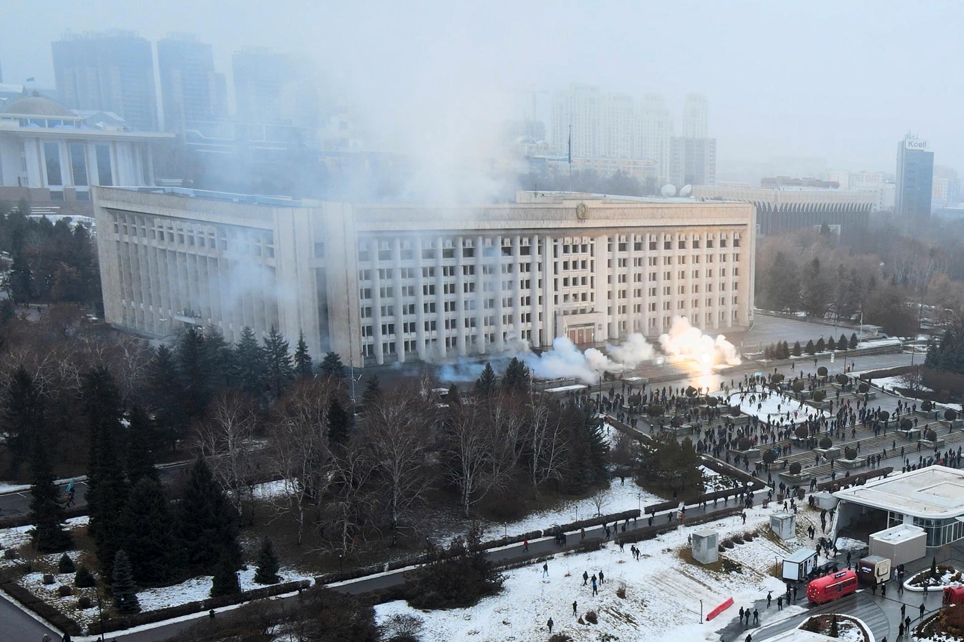 Rök sågs stiga från stadshuset i Almaty under onsdagen.