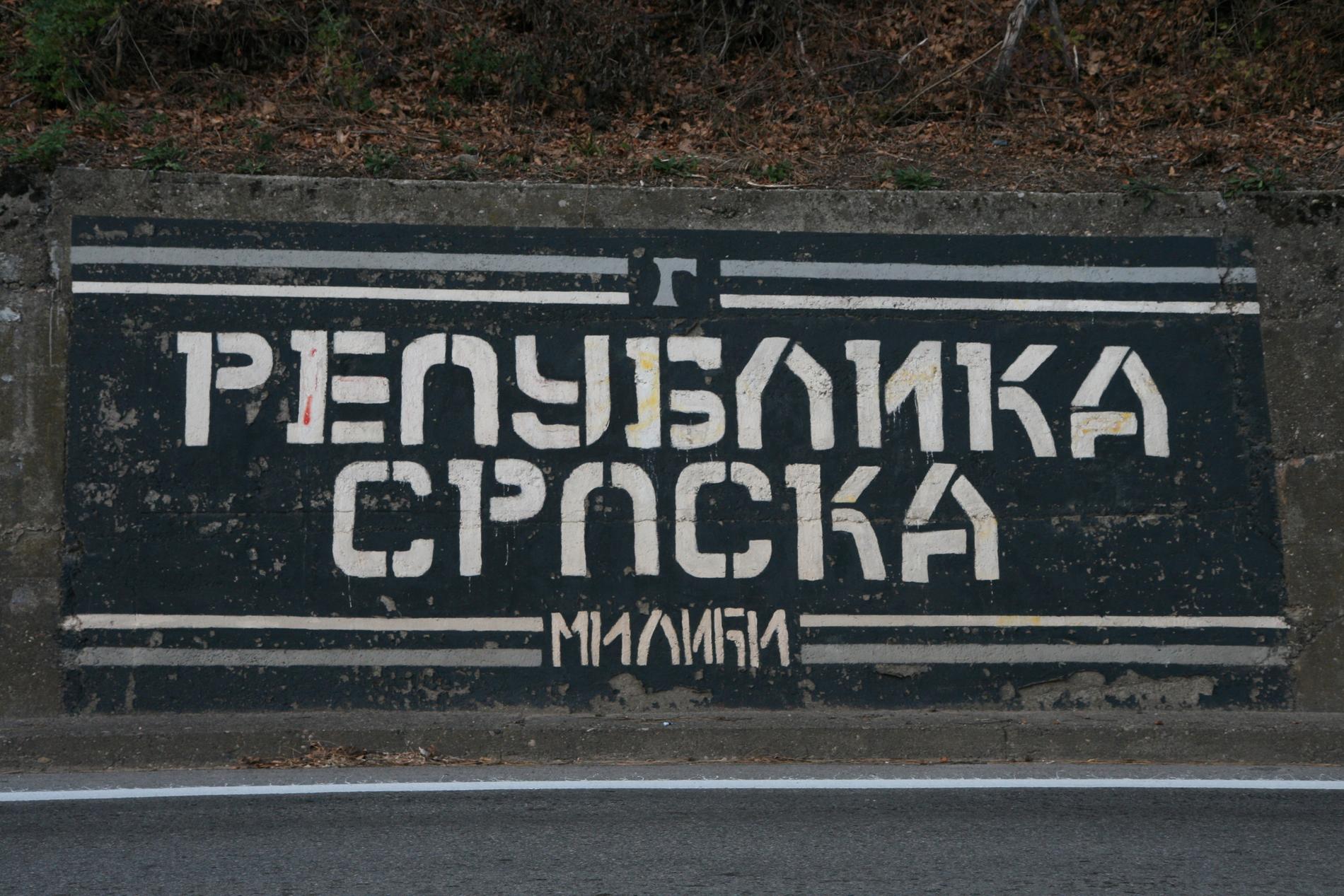 Klotter ”Republika Srpska”, Serbiska republiken, längs vägen till Srebrenica