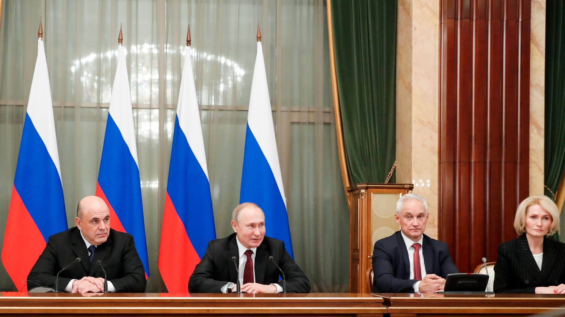 Rysslands president Vladimir Putin (nummer två från vänster), nye premiärministern Michail Misjustin (till vänster), förste vice premiärminister Andrej Belousov (nummer två från höger) och andra vice premiärminister Viktoria Abramtjenko.