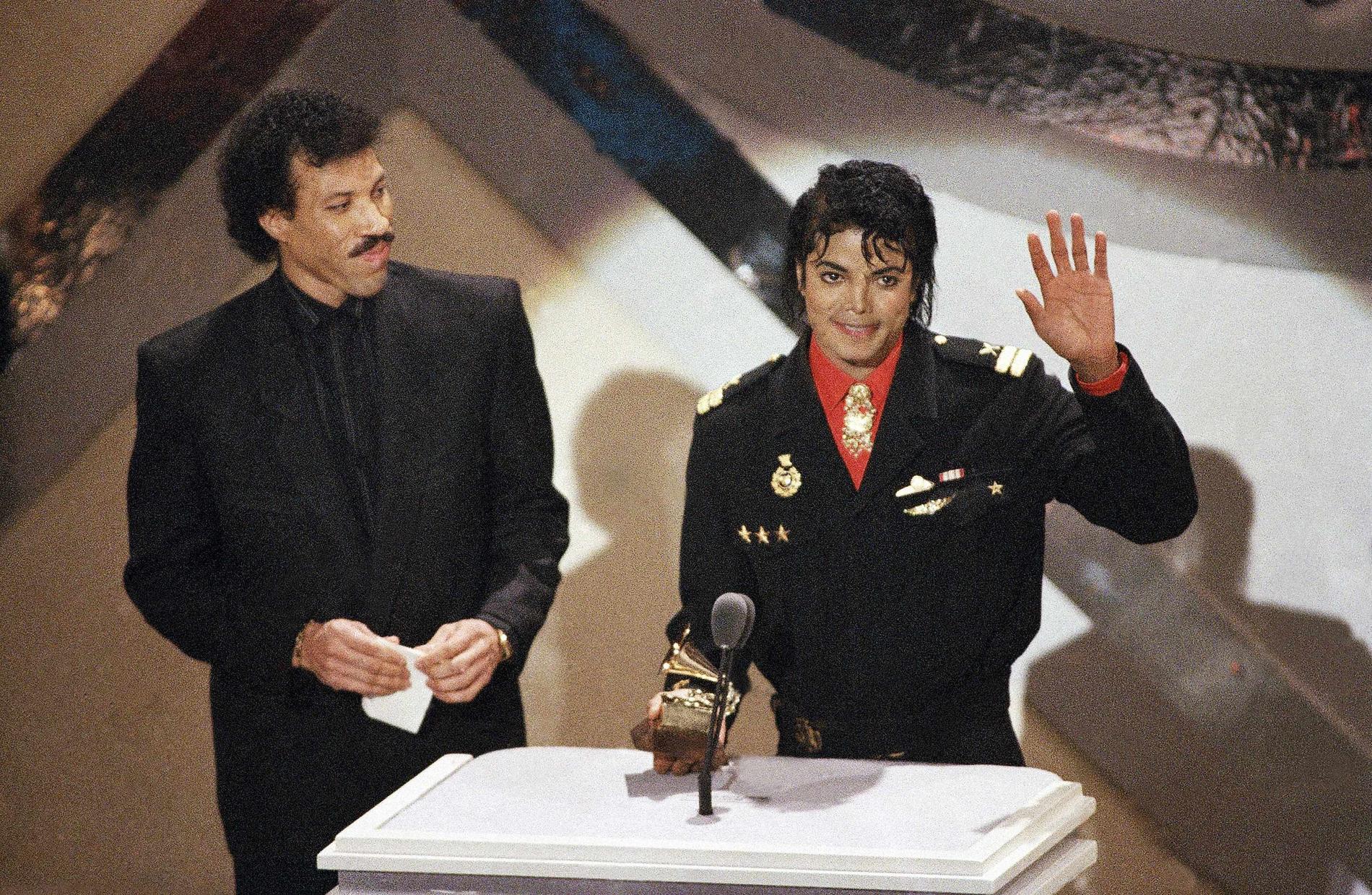 Michael Jackson och Lionel Richie tar emot en Grammy i kategorin Årets bästa låt, för singeln ”We are the World”, Los Angeles 1986. 