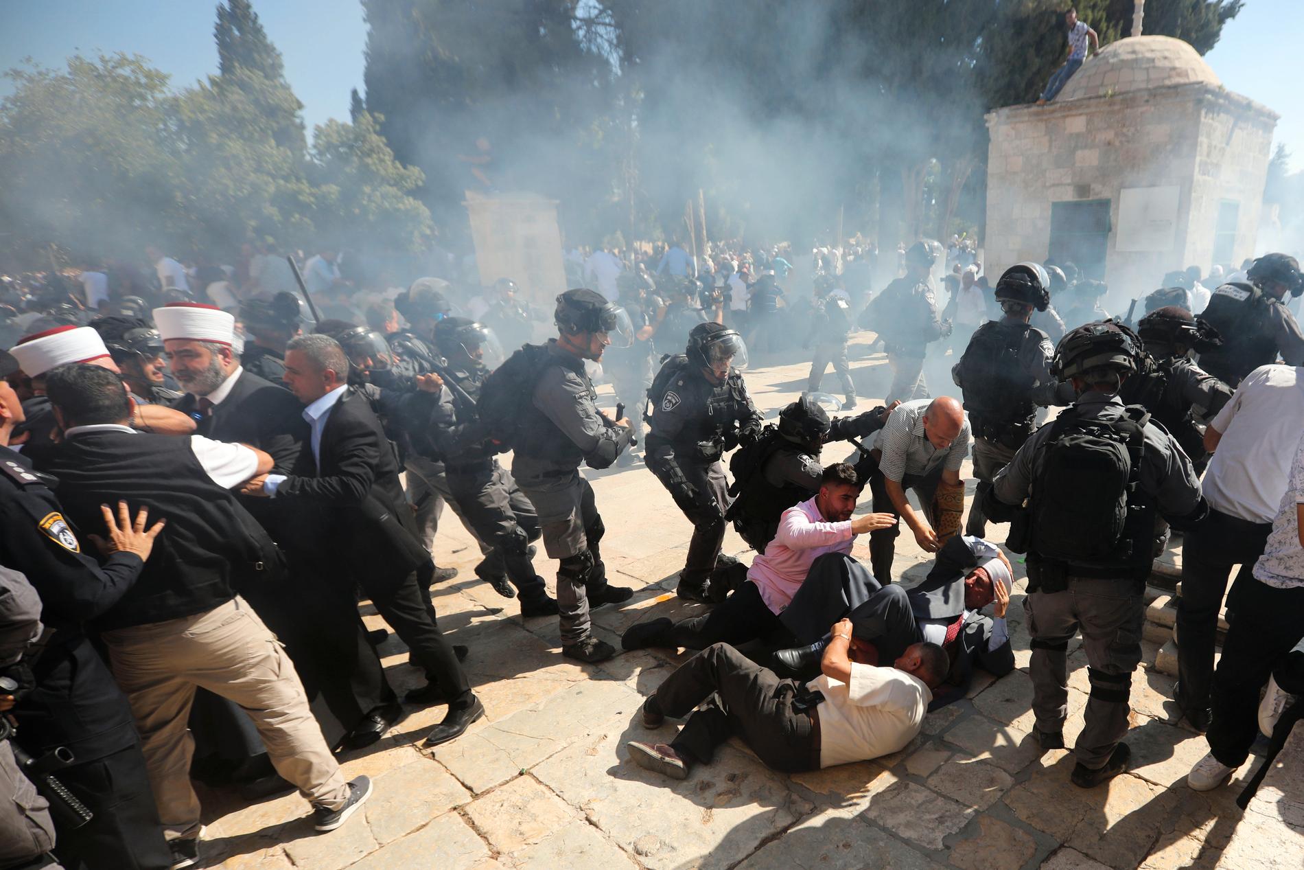 Flera personer har skadats i sammandrabbningar på Tempelberget i Jerusalem.
