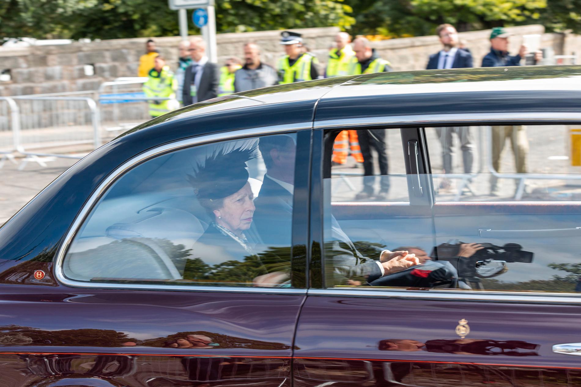 Prinsessan Anne och hennes man Tim Laurence satt i bilen efter. 