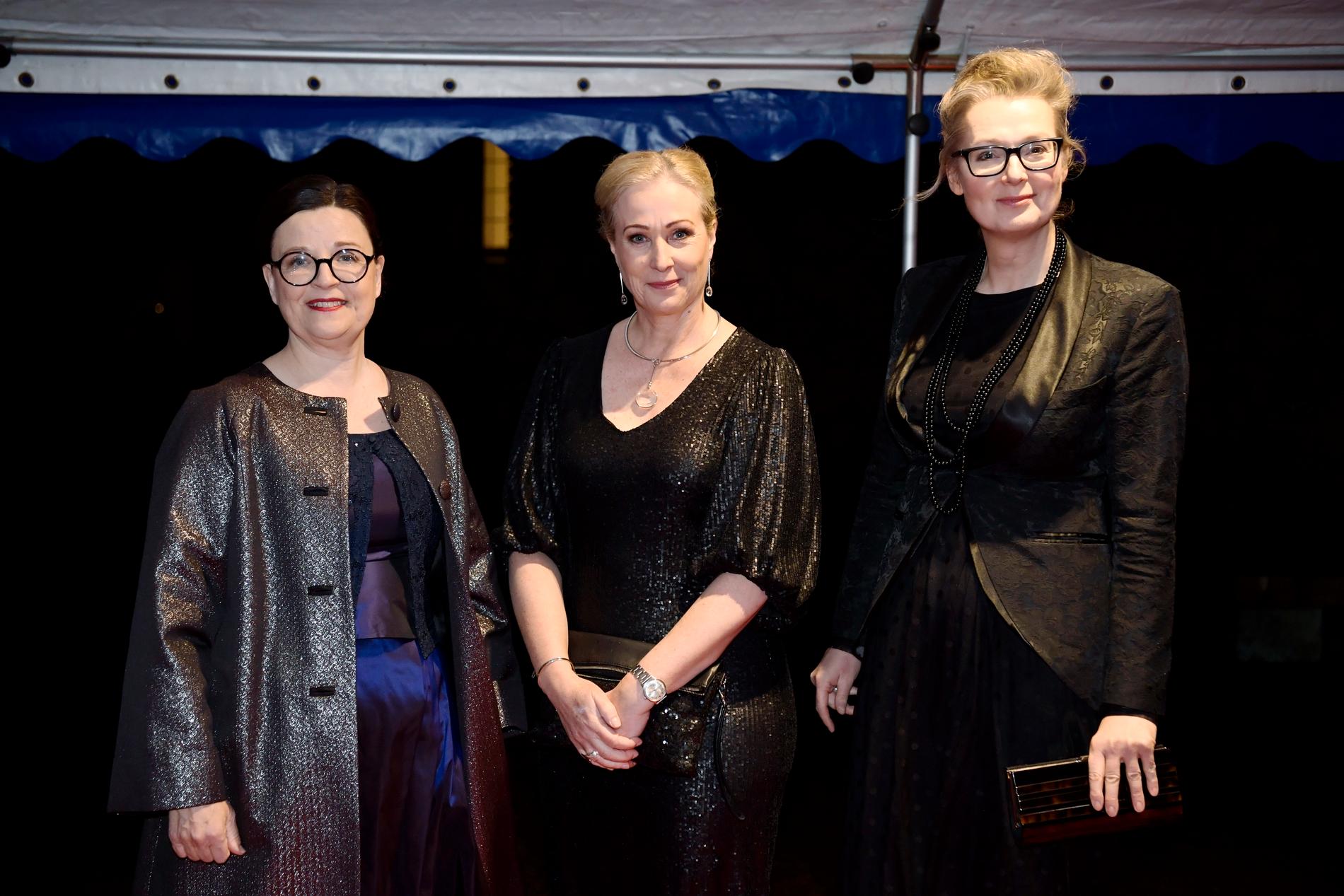 Utbildningsminister Anna Ekström, kulturminister Jeanette Gustafsdotter (S) och skolminister Lina Axelsson Kihlblom (S) anländer till Nobelprisutdelningen på fredagskvällen. 