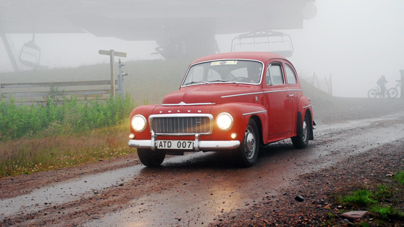 Att vädret inte är det bästa skrämmer inte Volvo Museum – den unika PV:n är ju trots allt en bastant Volvo, tyvärr ser vi inget av utsikten för dimman är mycket kraftig.