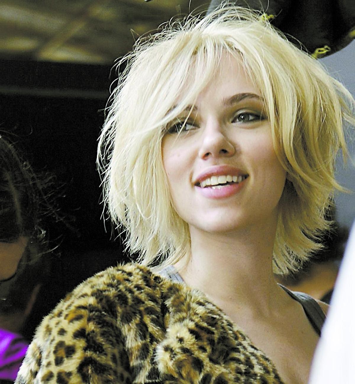Sexig & trendig Scarlett Johansson, i ny frilla, stämmer till stor del in på våra fördomar om blondiner. Fast ingen tror väl att hon inte tjänar tillräckligt?
