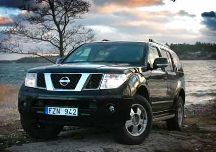 Nissan Pathfinder sträcker ut sig i hela sin prakt på den åländska landsbyggden. Det är här den hör hemma, trots epitetet som stadsjeep.