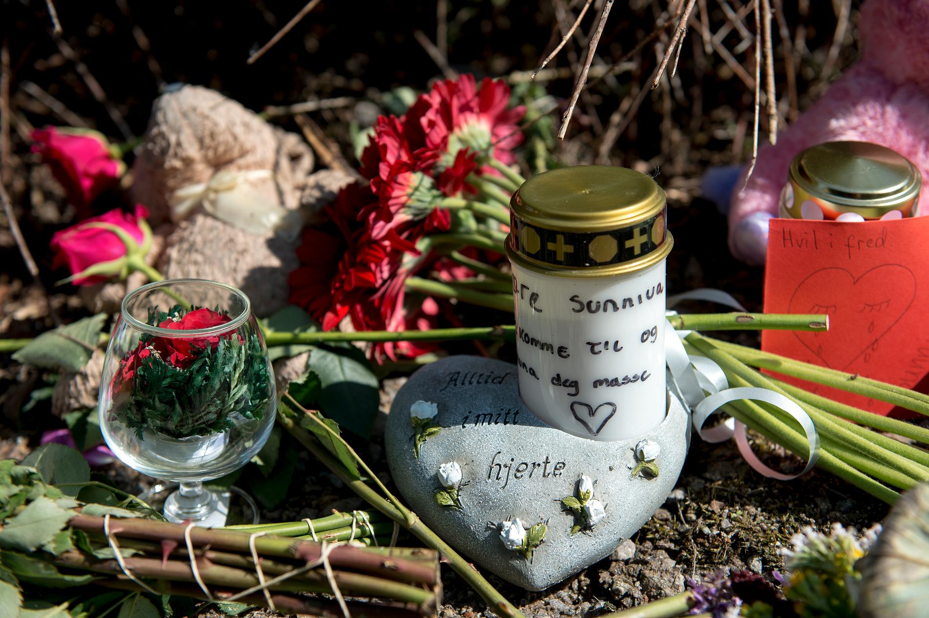 Blommor, ljus och mjukisdjur för att minnas Sunniva  Ødegård har placerats ut i Varhaug i Norge.