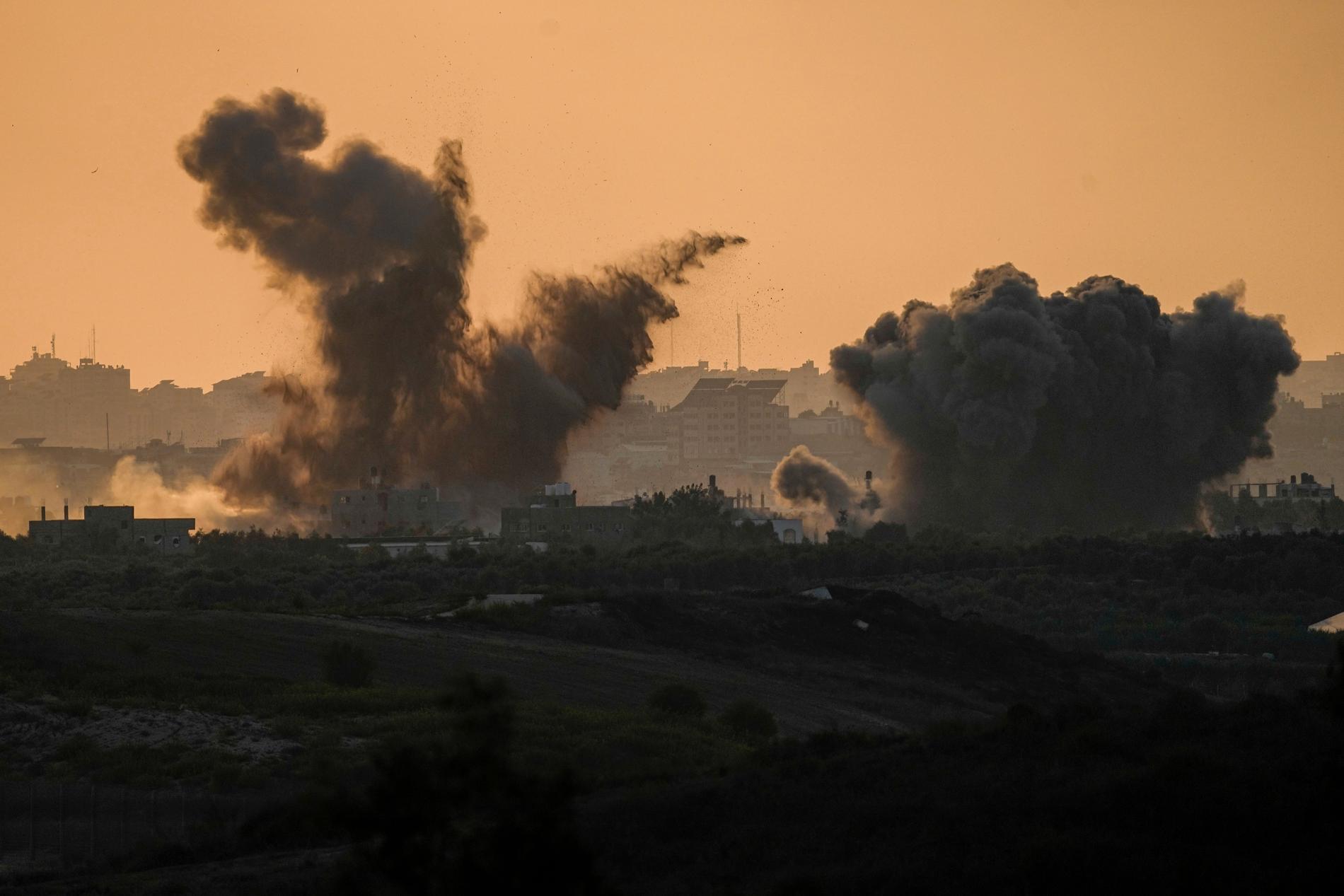Kraftig rök på Gazaremsan efter luftangrepp från Israel. 