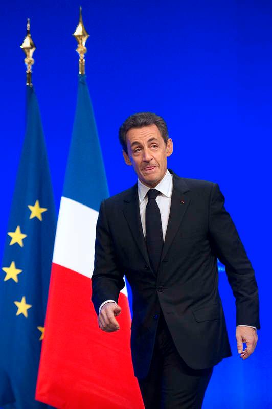 VÄNDER EU RYGGEN Den franska presidentvalskampanjen är i full gång, och kandidaterna försöker överträffa varandra i kritik av EU. Och sittande presidenten Nicolas Sarkozy tar till rent högerpopulistiska knep.