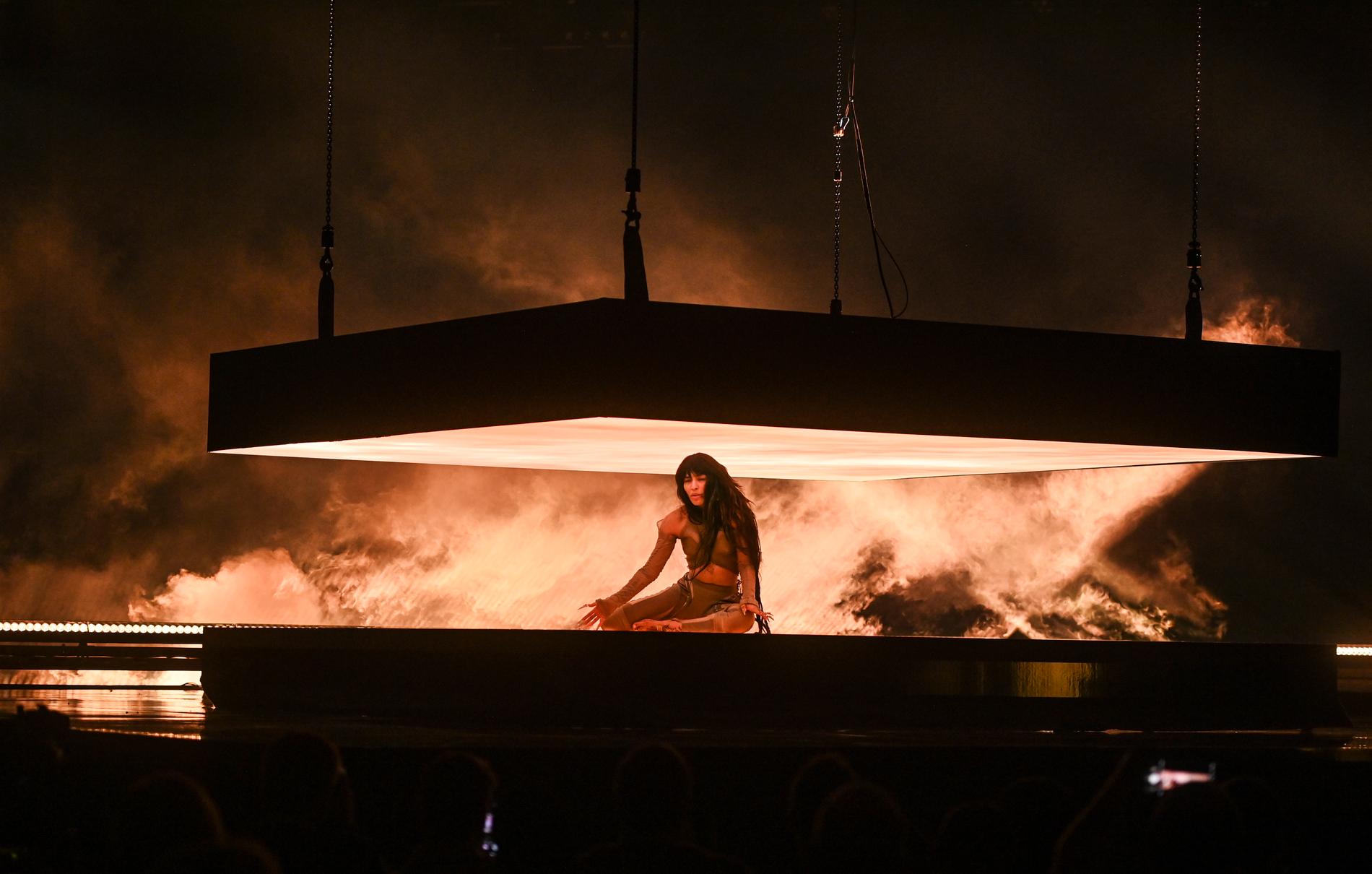Loreen tävlar med ”Tattoo” i Melodifestivalen. Scenkonstruktionen, med led-skärmar som hänger från taket, väger 1,8 ton.