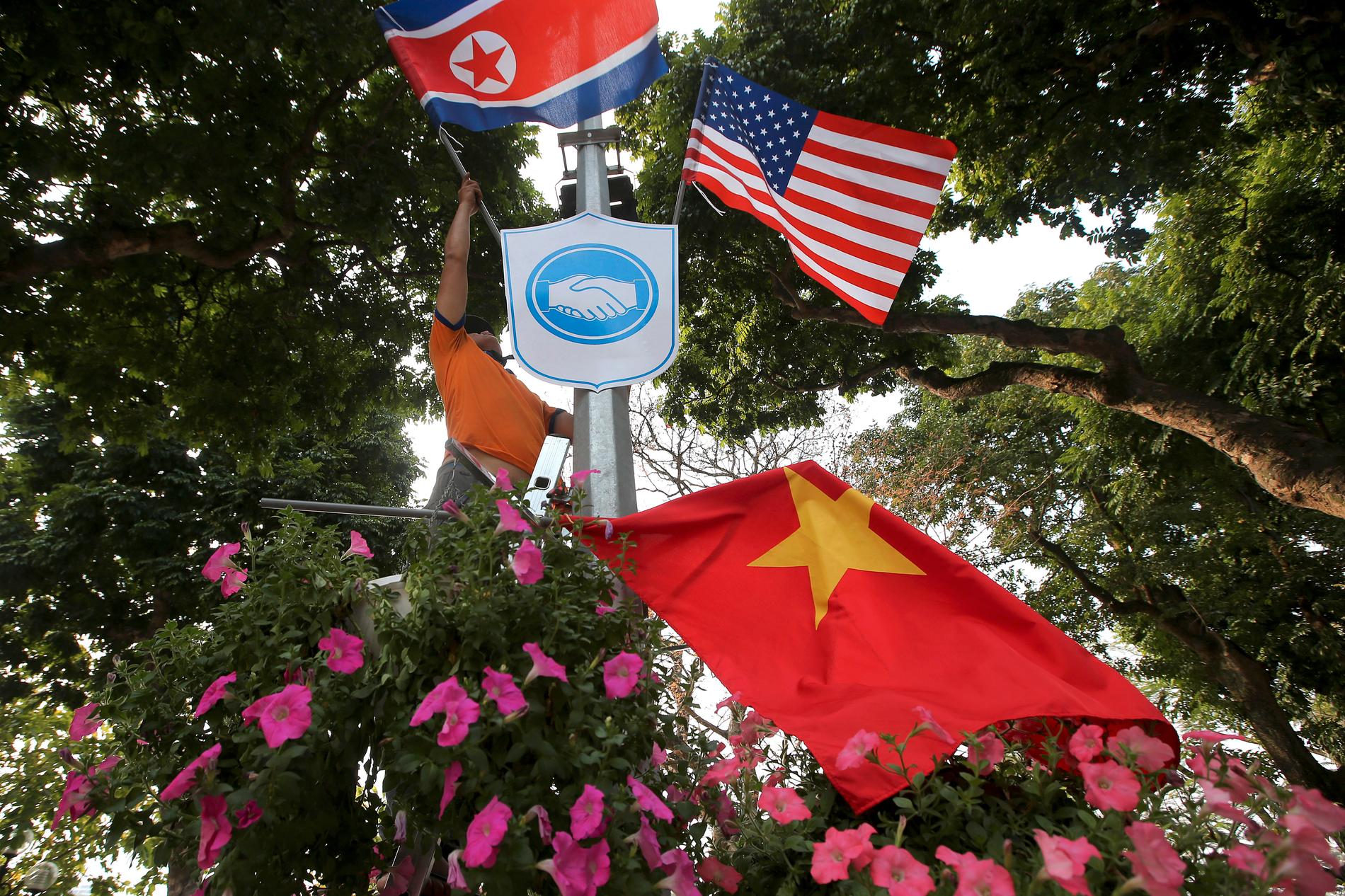 Vietnams, USA:s och Nordkoreas flaggor syns nu på gatorna i Hanoi i Vietnam där USA:s president och Nordkoreas diktator på onsdag inleder ett två dagar långt toppmöte.
