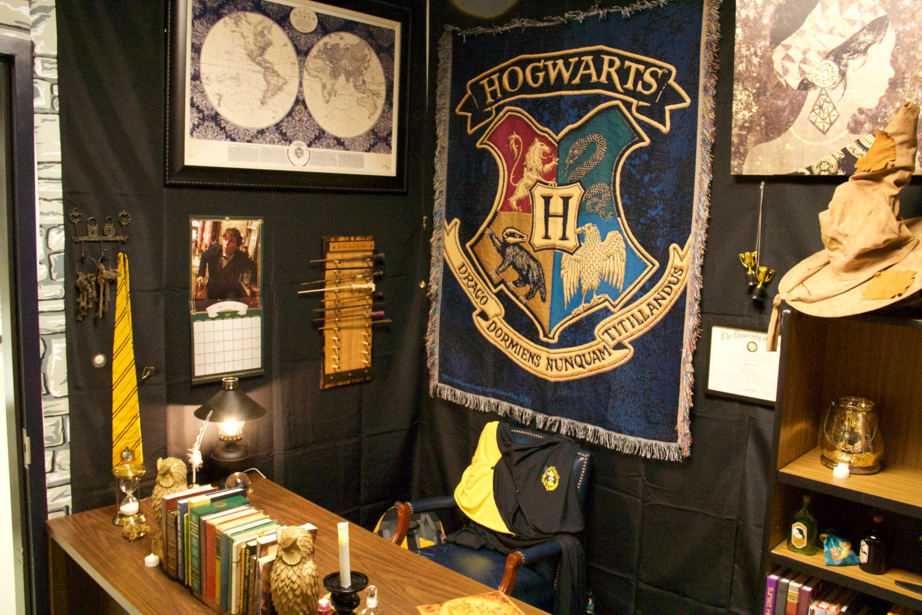 Hogwarts välkända emblem på väggen.