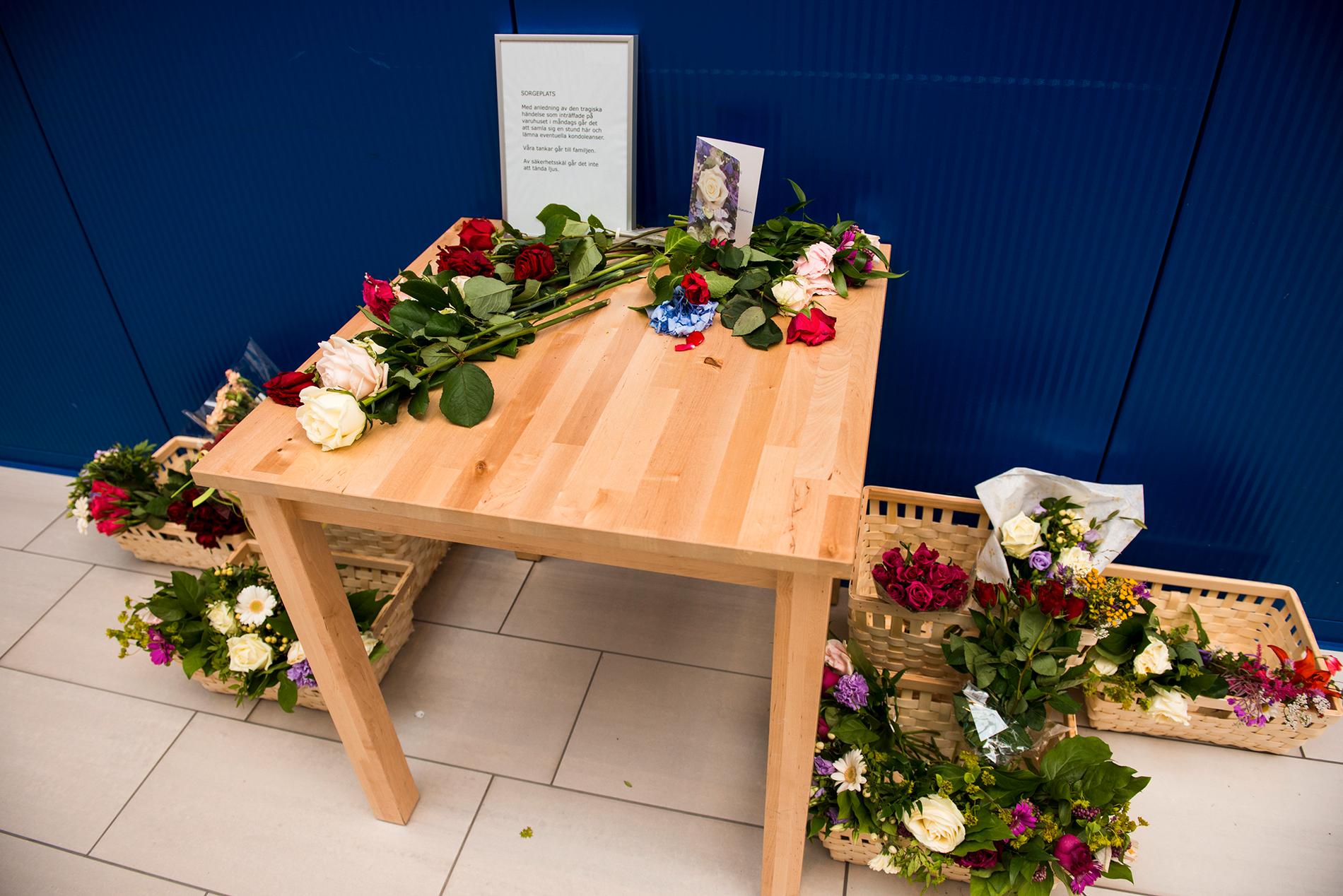 Ikea har ställt ut ett bord där folk kan lägga blommor och skriva några rader till minne av de två som dödades i en knivattack på varuhuset på måndagen. Varuhuset öppnadeigen på onsdagen efter att hållit stängt under tisdagen.