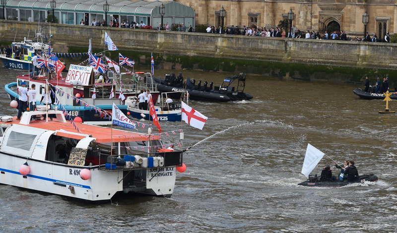 RÖSTAR OM EN VECKA Delar av Storbritanniens fiskeflotta demonstrerade i går mot EU på Themsen. Galjonsfigur var Nigel Farage, ledare för det främlingsfientliga partiet Ukip, som menar att unionen har lagt beslag på britternas fiske. Brexit-anhängarna mötte motstånd från EU-förespråkare, men sprutade vatten på deras småbåtar när de försökte preja fartygen. Den 23 juni avgörs striden - då ska britterna rösta för en framtid i eller utanför EU.