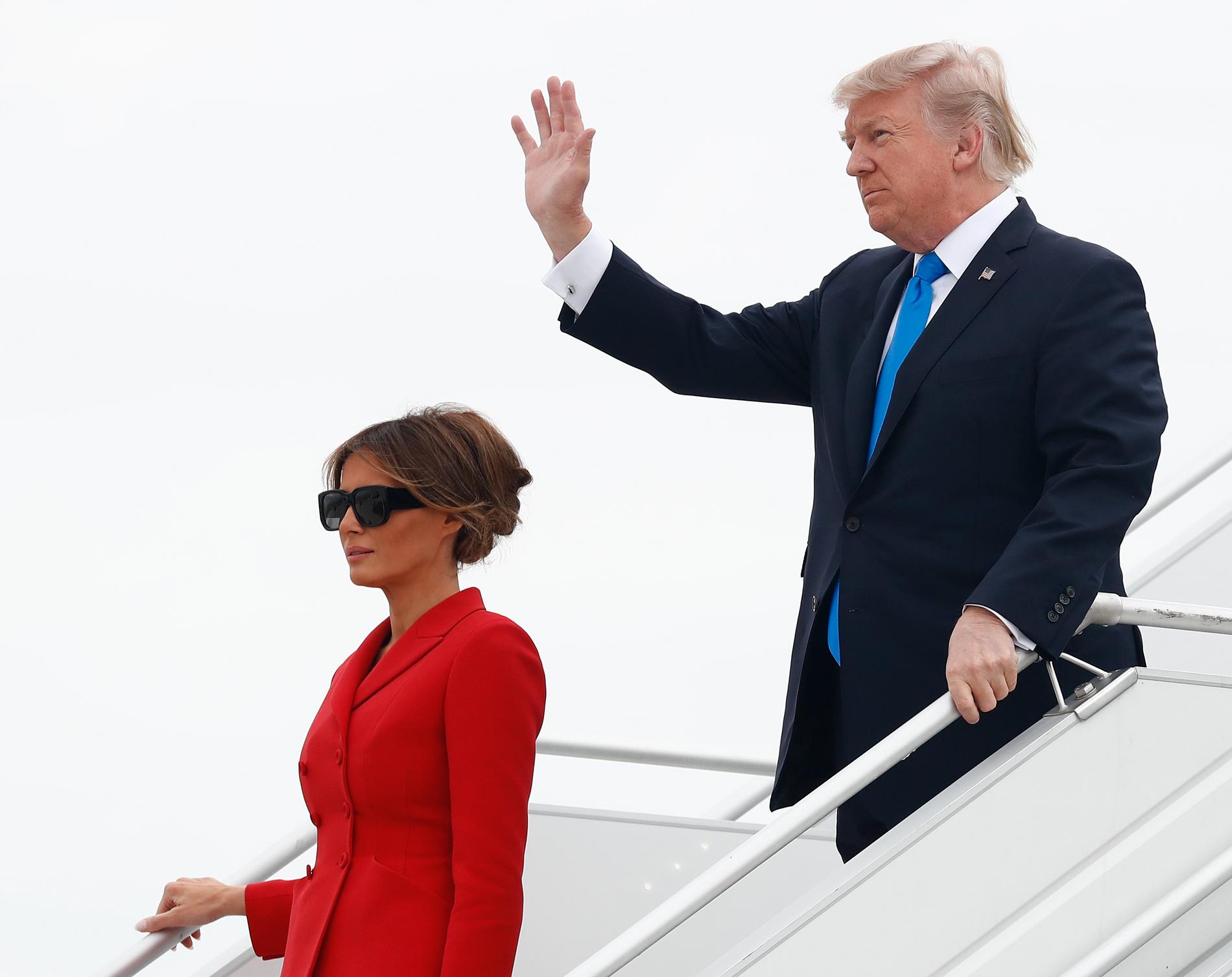 Här landar USA:s president Donald Trump och hans fru Melania Trump i Frankrike. 
