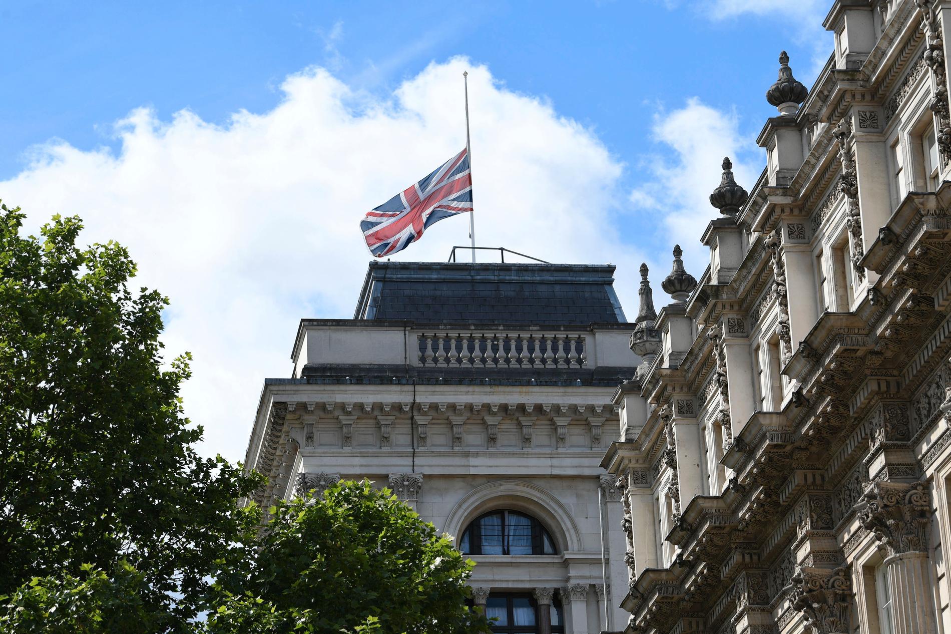 Brittiska flaggan på halv stång på Whitehall i London.