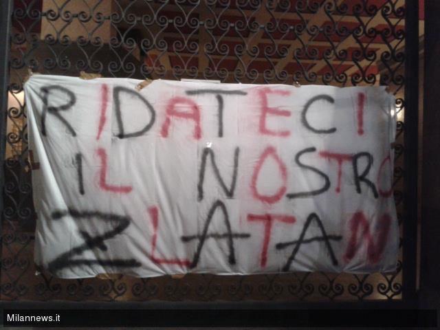 Budskapet på banderollen: ”Ridateci il nostro Zlatan” = Ge oss tillbaka vår Zlatan