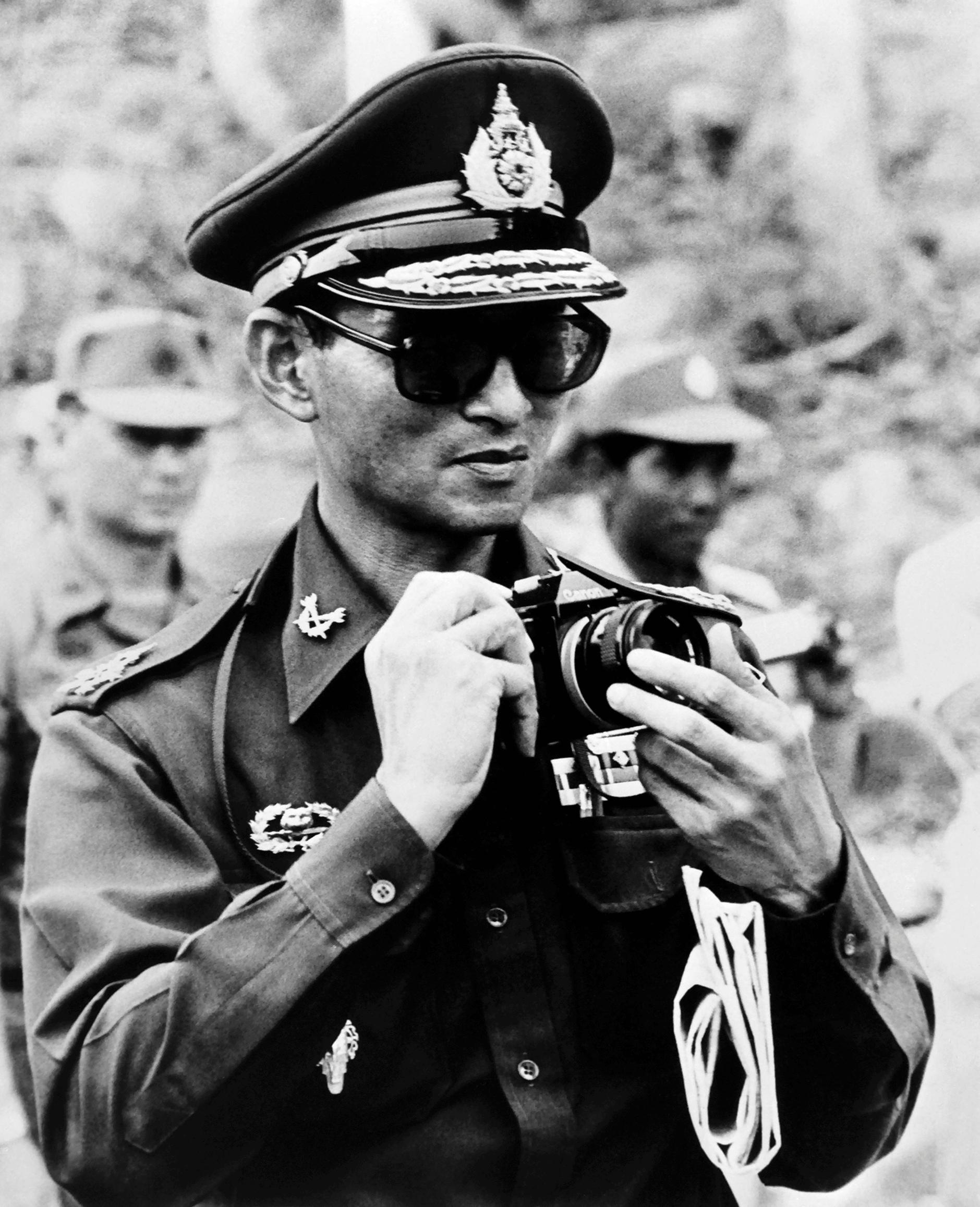 Kung Bhumibol Adulyade fotograferar under en resa till Kambodja juli 1980.