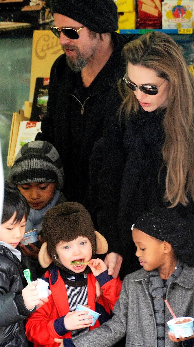 Brad Pitt och Angelina Jolie med delar av barnaskaran – Zahara, Shiloh och Pax.
