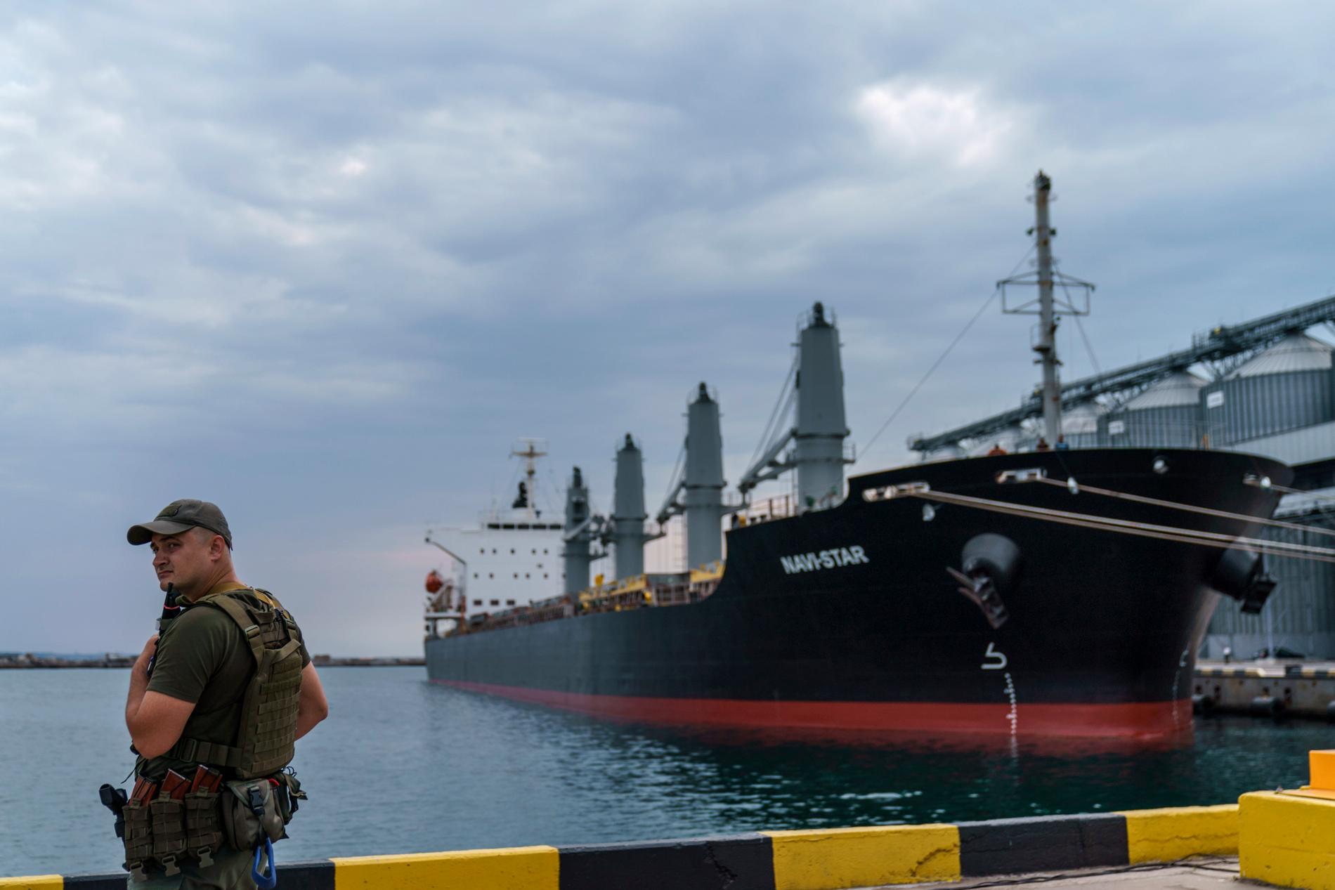 Ett fartyg med spannmål ligger i Odessas hamn, där fartygen fram till i dag kunnat färdas, tack vare avtalet. 