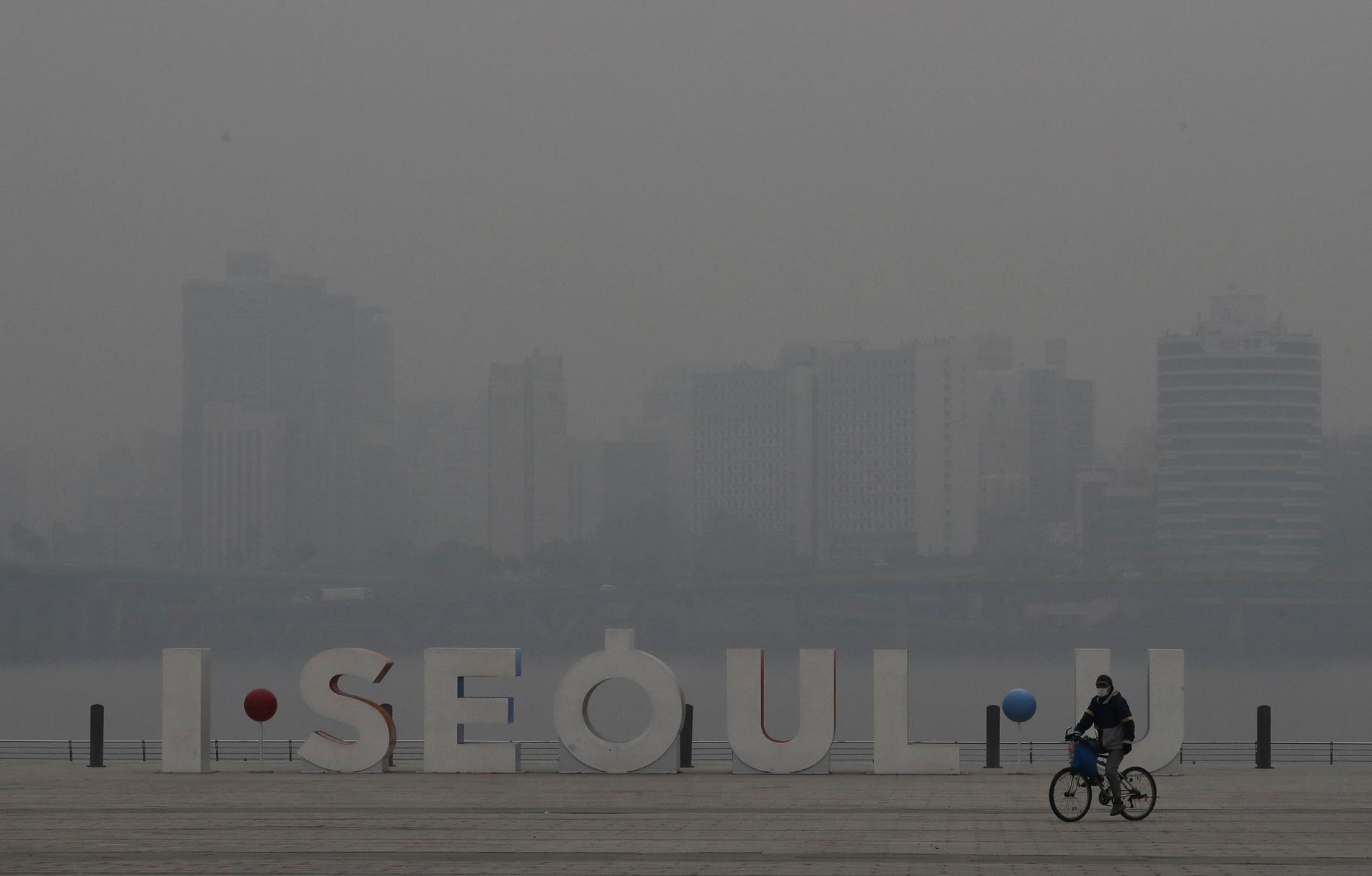 Sydkorea försöker att bekämpa luftföroreningar med hjälp av flyg. På bilden ett smogfyllt Seoul tidigare i januari.