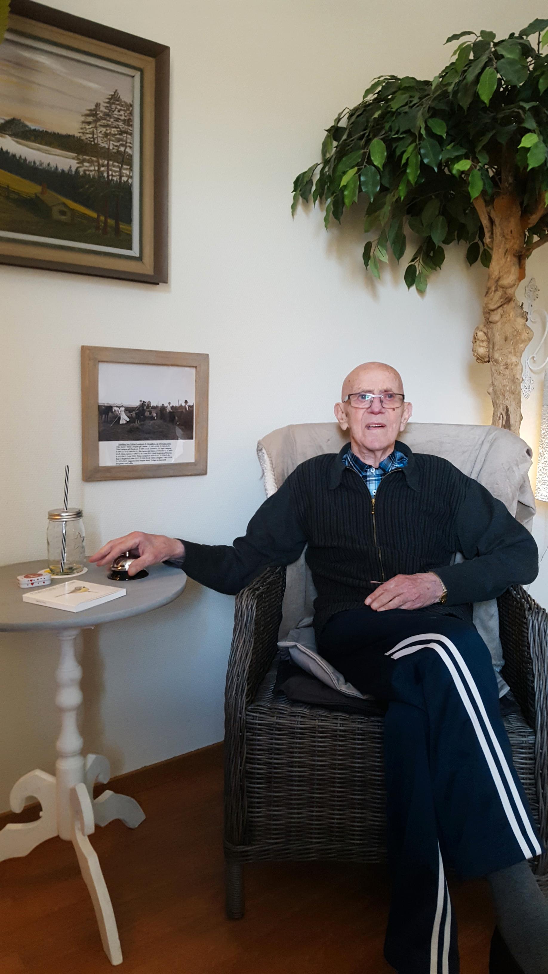 Den 85-åriga mannen dog undernärd efter att han bott tolv dagar på äldreboendet. Här sitter han i sitt rum, när han skrevs in på Höjdens äldreboende sommaren 2016.