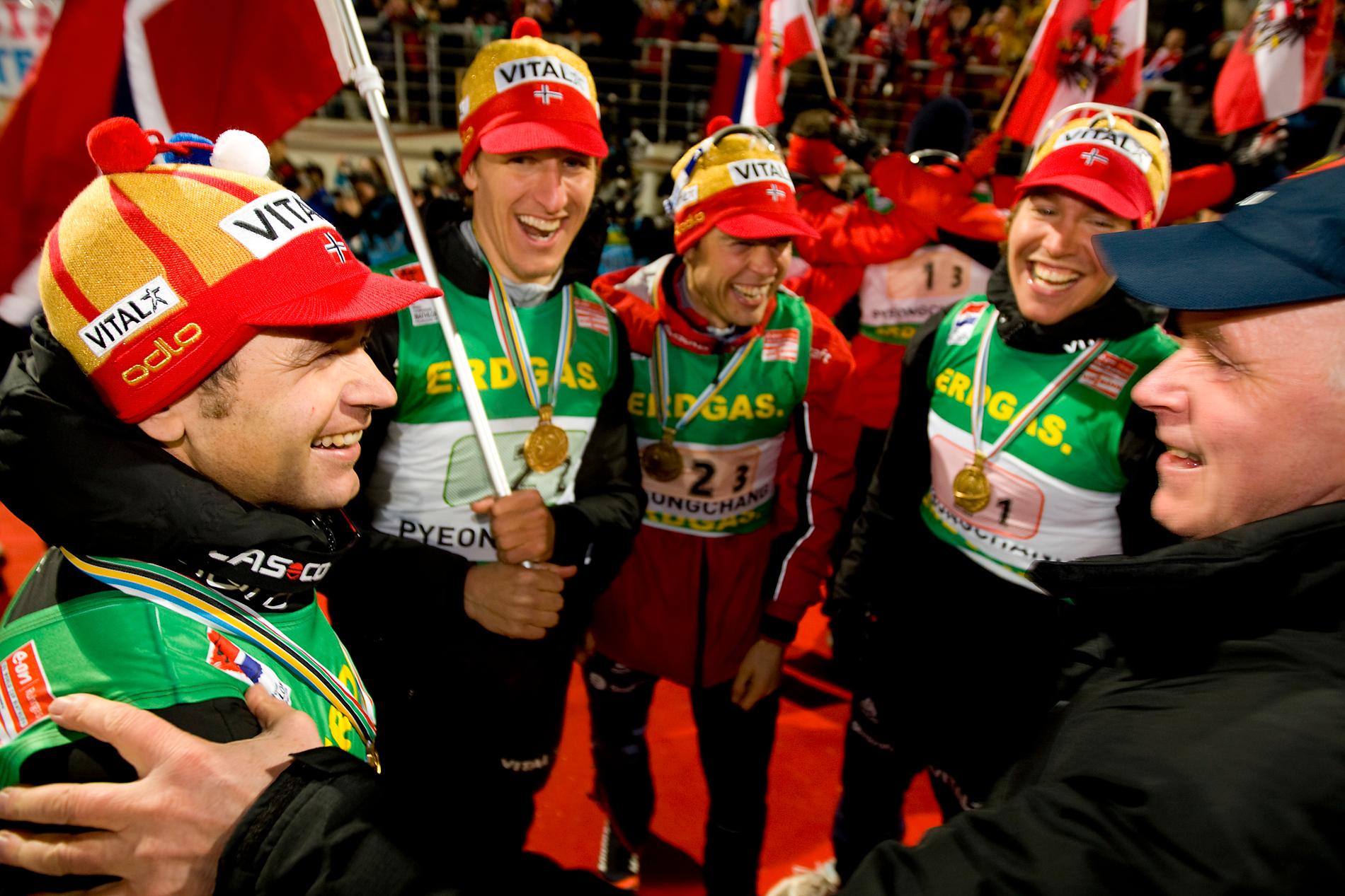 Anders Besseberg gratulerar bland annat Ole Einar Björndalen under skidskytte-VM 2009 efter att Norge vunnit guld i stafetten. 