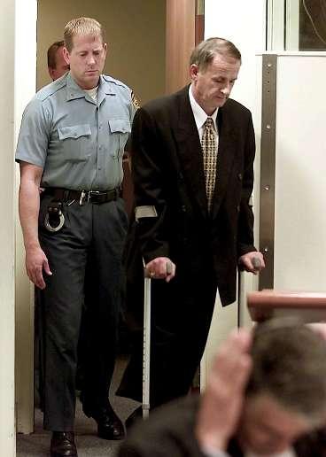Gå i Fängelse Bosnienserben och före detta generalen Radislav Krstic på väg i rättsalen. Han dömdes i går till 46 års fängelse för folkmord. Det svåraste brotten någon kan bli åtalad för vid tribunalen i Haag.