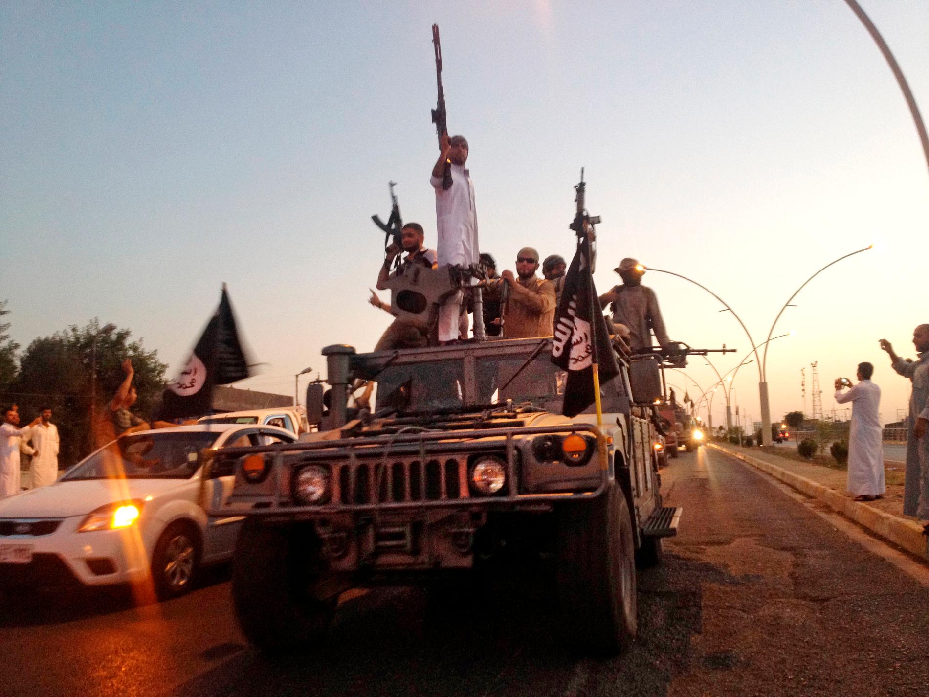 Medlemmar av terrorrörelsen IS kör genom Mosul i Irak. Arkivbild.